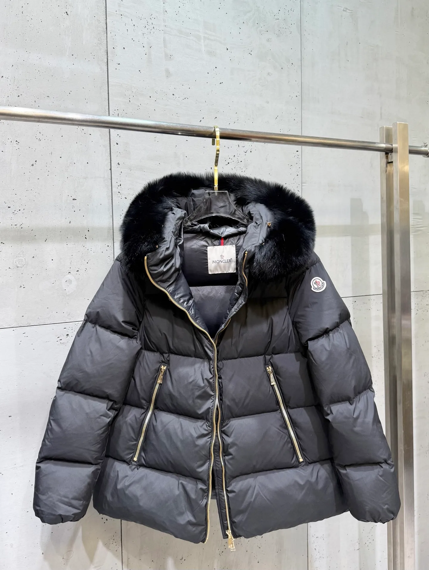 P1000 moncler muzzle 25s new autumn and winter classic doll version hooded fur collar down jacket. Original customized oversized raccoon fur collar. Memory silk fabric texture is awesome. Age-reducing girl style. A-line version casually matches age-reducing and fashionable. National standard imported 90 velvet filling. Light, warm and comfortable. Original hardware accessories. Original label. Fully furnished. Size: 1234