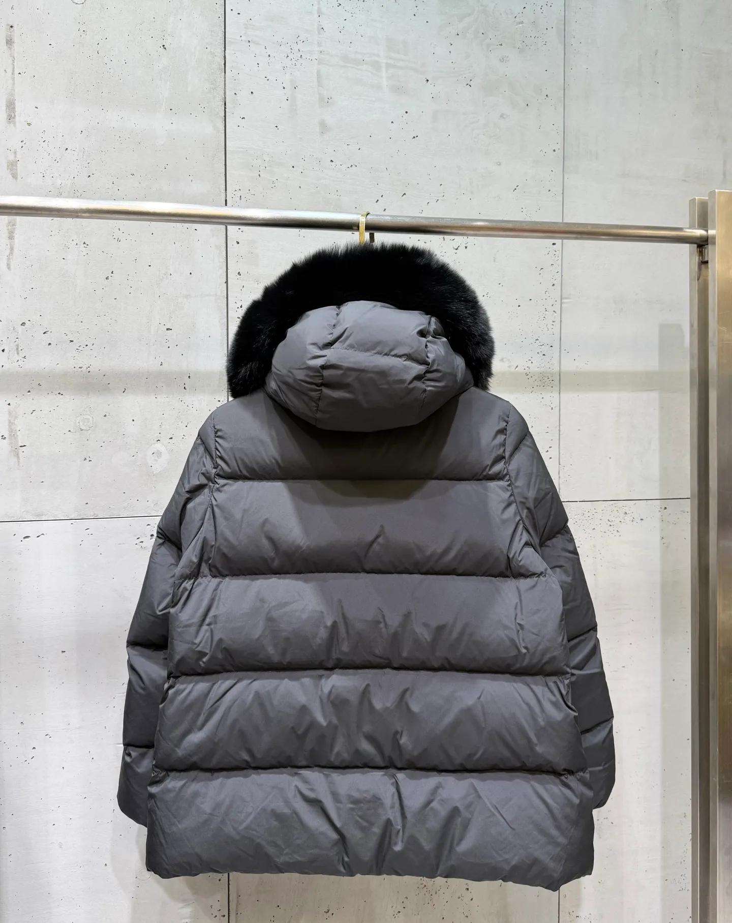 P1000 moncler muzzle 25s new autumn and winter classic doll version hooded fur collar down jacket. Original customized oversized raccoon fur collar. Memory silk fabric texture is awesome. Age-reducing girl style. A-line version casually matches age-reducing and fashionable. National standard imported 90 velvet filling. Light, warm and comfortable. Original hardware accessories. Original label. Fully furnished. Size: 1234