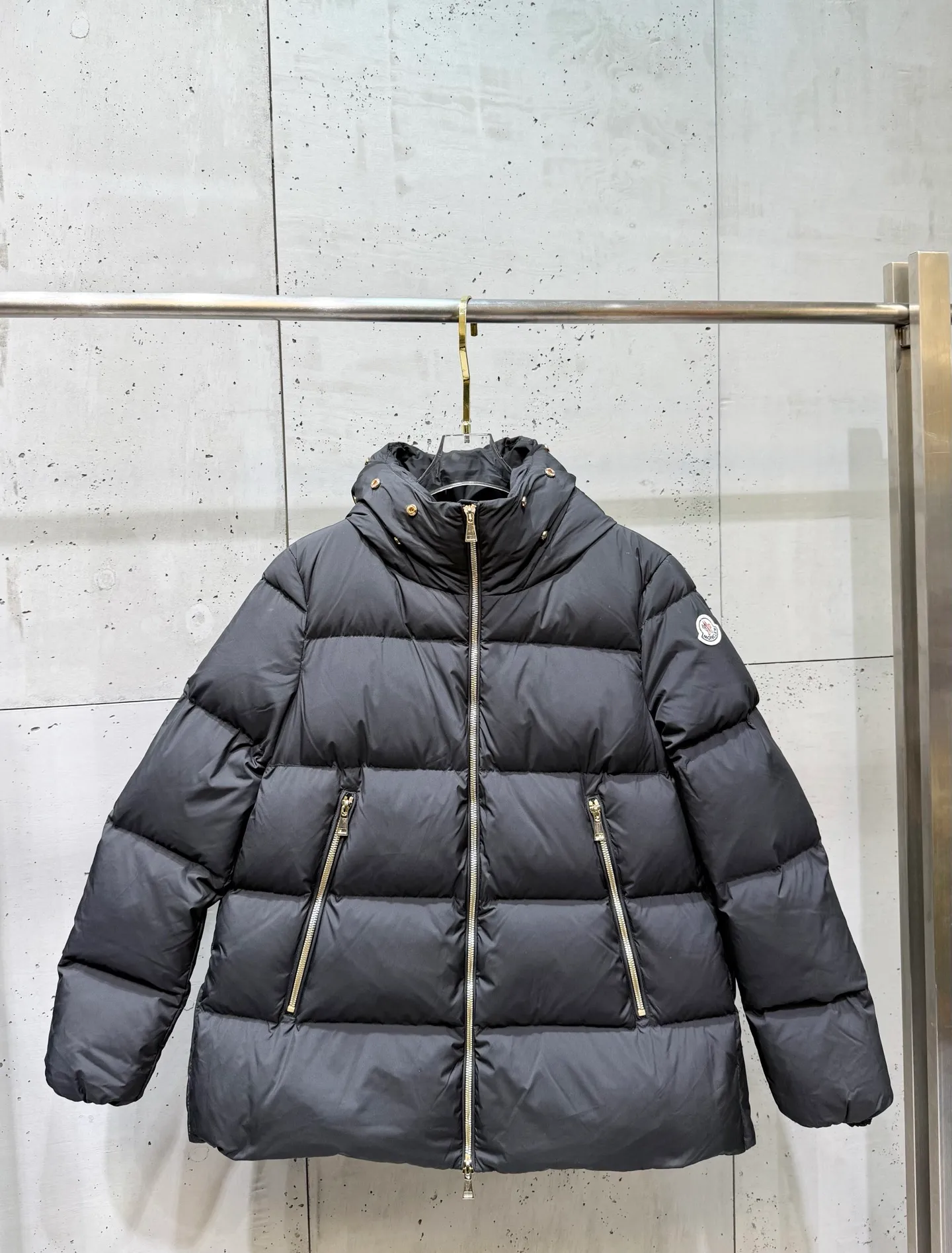 P1000 moncler muzzle 25s new autumn and winter classic doll version hooded fur collar down jacket. Original customized oversized raccoon fur collar. Memory silk fabric texture is awesome. Age-reducing girl style. A-line version casually matches age-reducing and fashionable. National standard imported 90 velvet filling. Light, warm and comfortable. Original hardware accessories. Original label. Fully furnished. Size: 1234