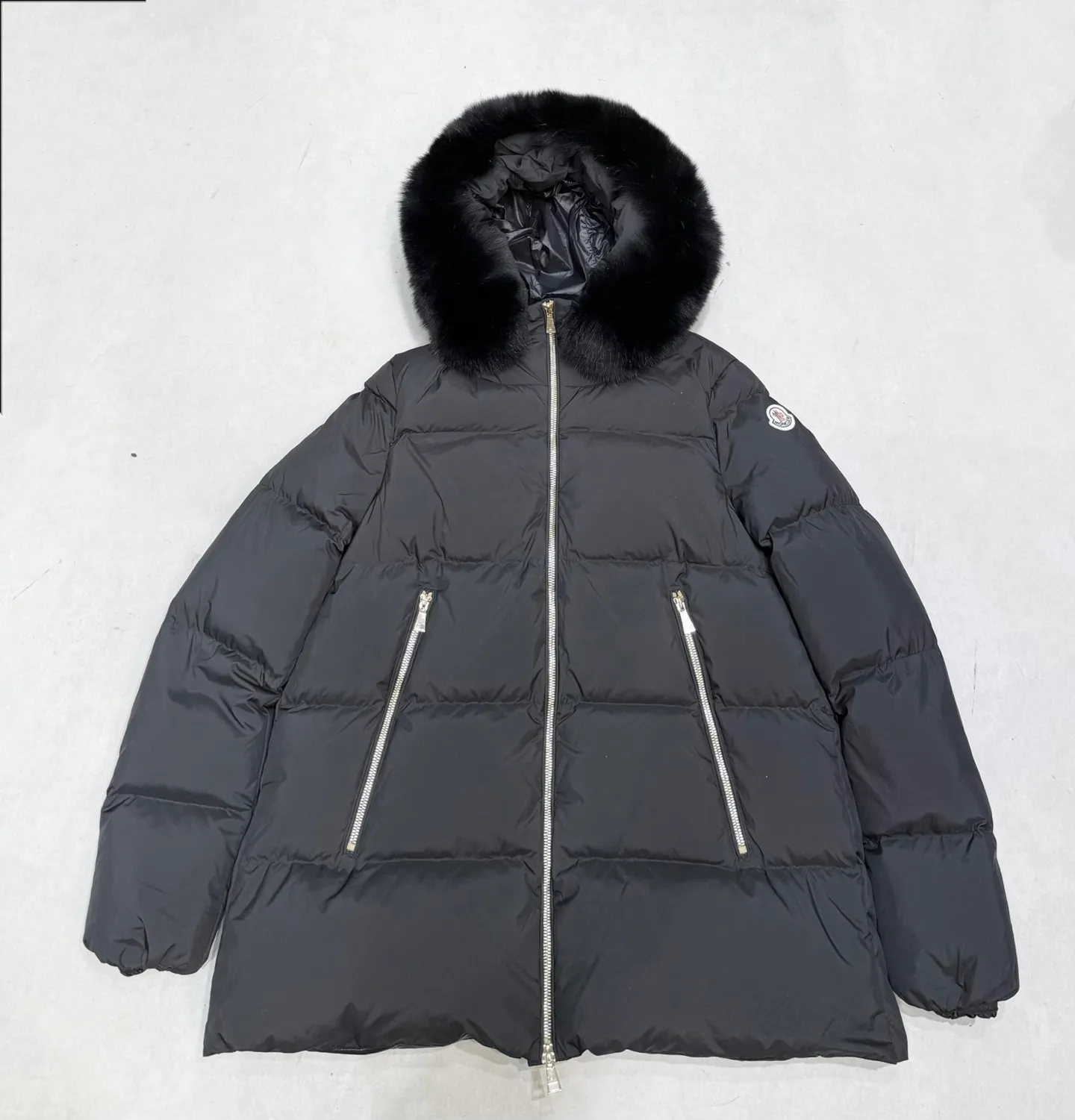 P1000 moncler muzzle 25s new autumn and winter classic doll version hooded fur collar down jacket. Original customized oversized raccoon fur collar. Memory silk fabric texture is awesome. Age-reducing girl style. A-line version casually matches age-reducing and fashionable. National standard imported 90 velvet filling. Light, warm and comfortable. Original hardware accessories. Original label. Fully furnished. Size: 1234