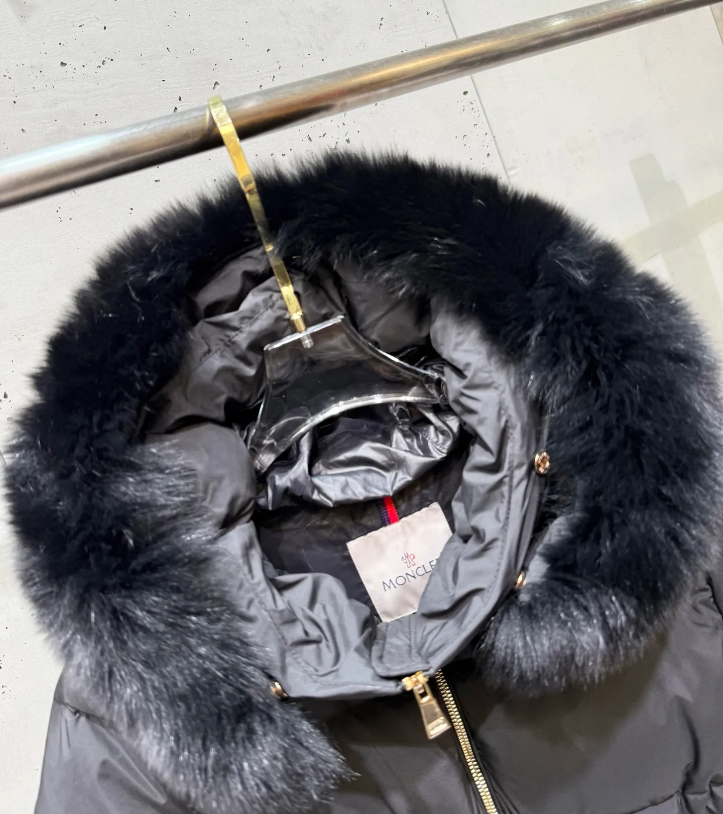 P1000 moncler muzzle 25s new autumn and winter classic doll version hooded fur collar down jacket. Original customized oversized raccoon fur collar. Memory silk fabric texture is awesome. Age-reducing girl style. A-line version casually matches age-reducing and fashionable. National standard imported 90 velvet filling. Light, warm and comfortable. Original hardware accessories. Original label. Fully furnished. Size: 1234
