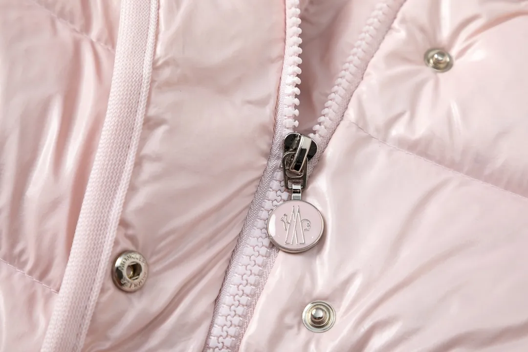 P860 (with dust bag) Moncler/Mask Hooded Waist Women's Short Down Jacket. The down jacket has both feminine temperament and practical functions, reinterpreting the aesthetic style of the 1970s for modern women. The barante down jacket is made from lustrous nylon and is inspired by the 1970s. It adopts a waist design and presents an A-line silhouette, highlighting a feminine style. An adjustable hood and signature logo patch add finishing touches. Details · Made of lon laqué fabric · lon laqué lining · Filled with down · Adjustable hood · Zipper and snap closure · Suit pocket · Adjustable cuffs Color: black/beige/pink size:0/1/2/3