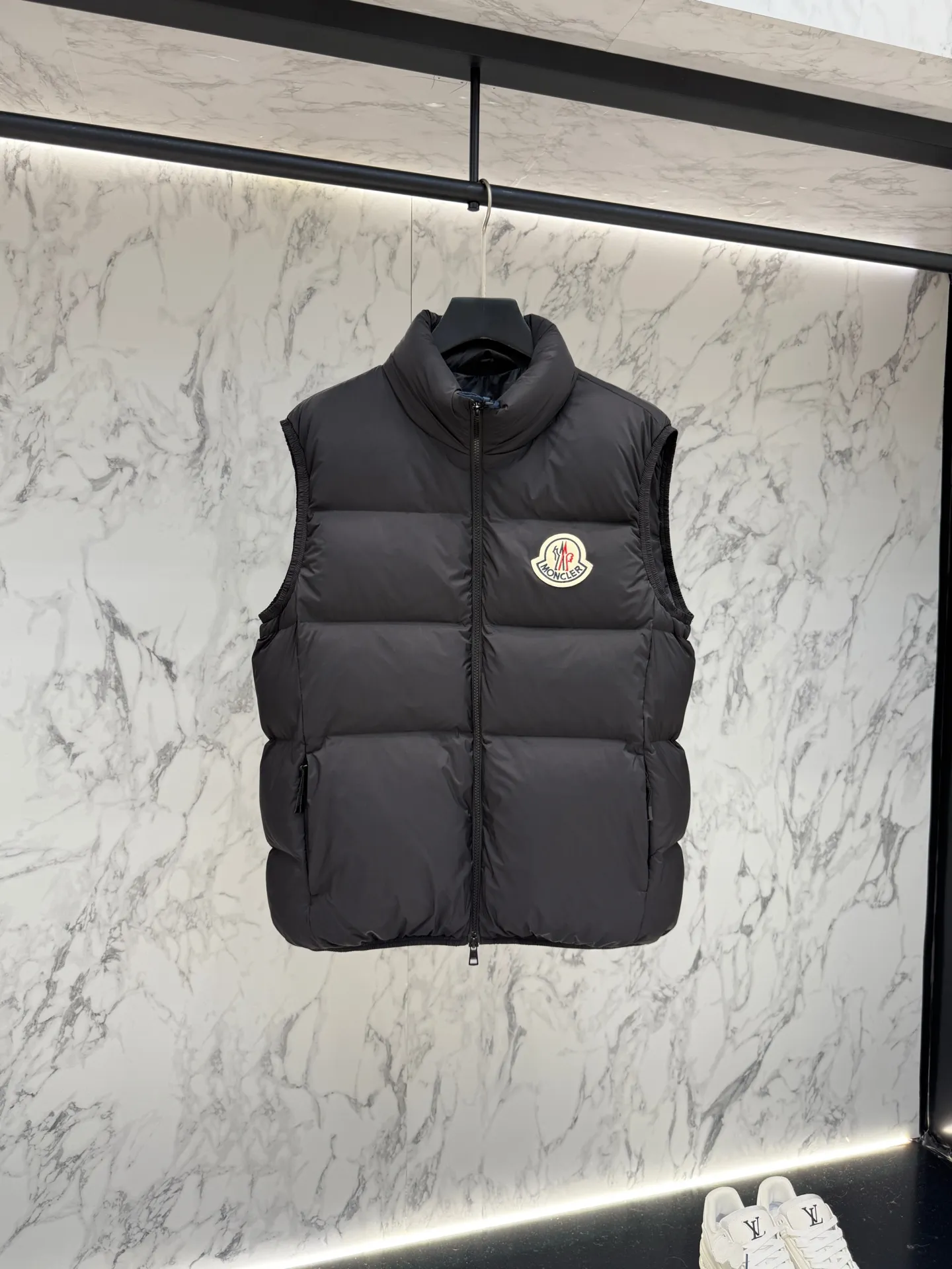 P720 Moncler down jacket 2025 latest fashion designer down jacket. Every detail shows high-end craftsmanship. The design changes of structural tailoring show the diverse image changes of men. It is slim and neat, and tailored to meet the current popular multi-layered wear. Versatile style for life. Code number: 12345
