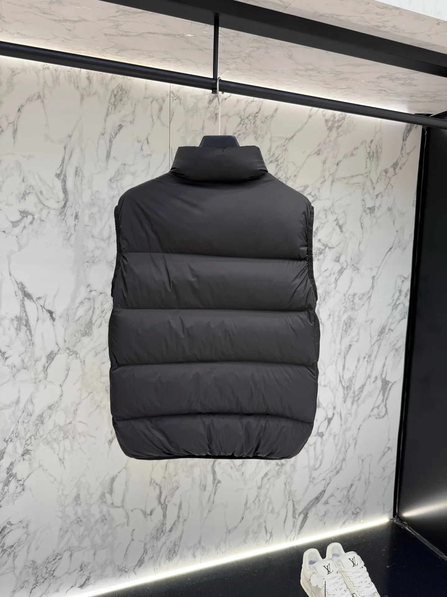 P720 Moncler down jacket 2025 latest fashion designer down jacket. Every detail shows high-end craftsmanship. The design changes of structural tailoring show the diverse image changes of men. It is slim and neat, and tailored to meet the current popular multi-layered wear. Versatile style for life. Code number: 12345
