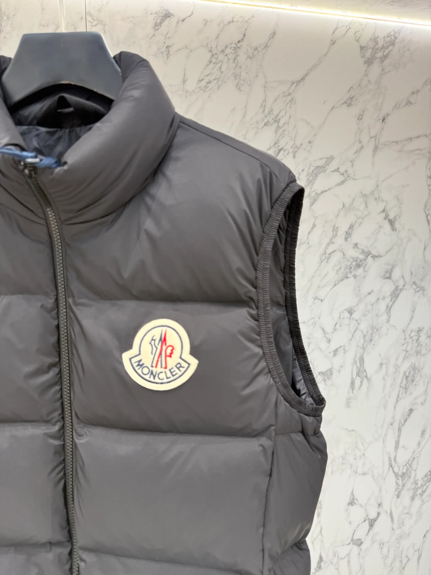 P720 Moncler down jacket 2025 latest fashion designer down jacket. Every detail shows high-end craftsmanship. The design changes of structural tailoring show the diverse image changes of men. It is slim and neat, and tailored to meet the current popular multi-layered wear. Versatile style for life. Code number: 12345
