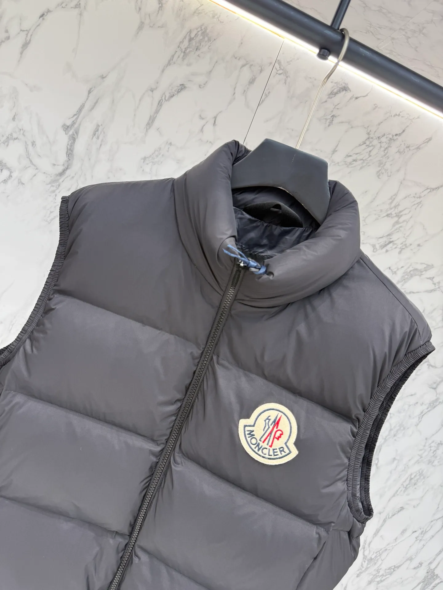 P720 Moncler down jacket 2025 latest fashion designer down jacket. Every detail shows high-end craftsmanship. The design changes of structural tailoring show the diverse image changes of men. It is slim and neat, and tailored to meet the current popular multi-layered wear. Versatile style for life. Code number: 12345