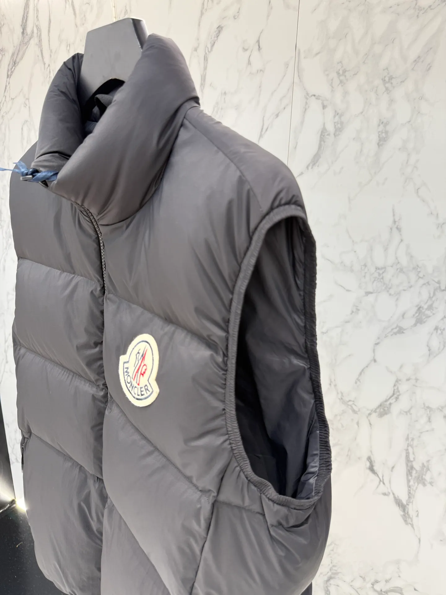 P720 Moncler down jacket 2025 latest fashion designer down jacket. Every detail shows high-end craftsmanship. The design changes of structural tailoring show the diverse image changes of men. It is slim and neat, and tailored to meet the current popular multi-layered wear. Versatile style for life. Code number: 12345