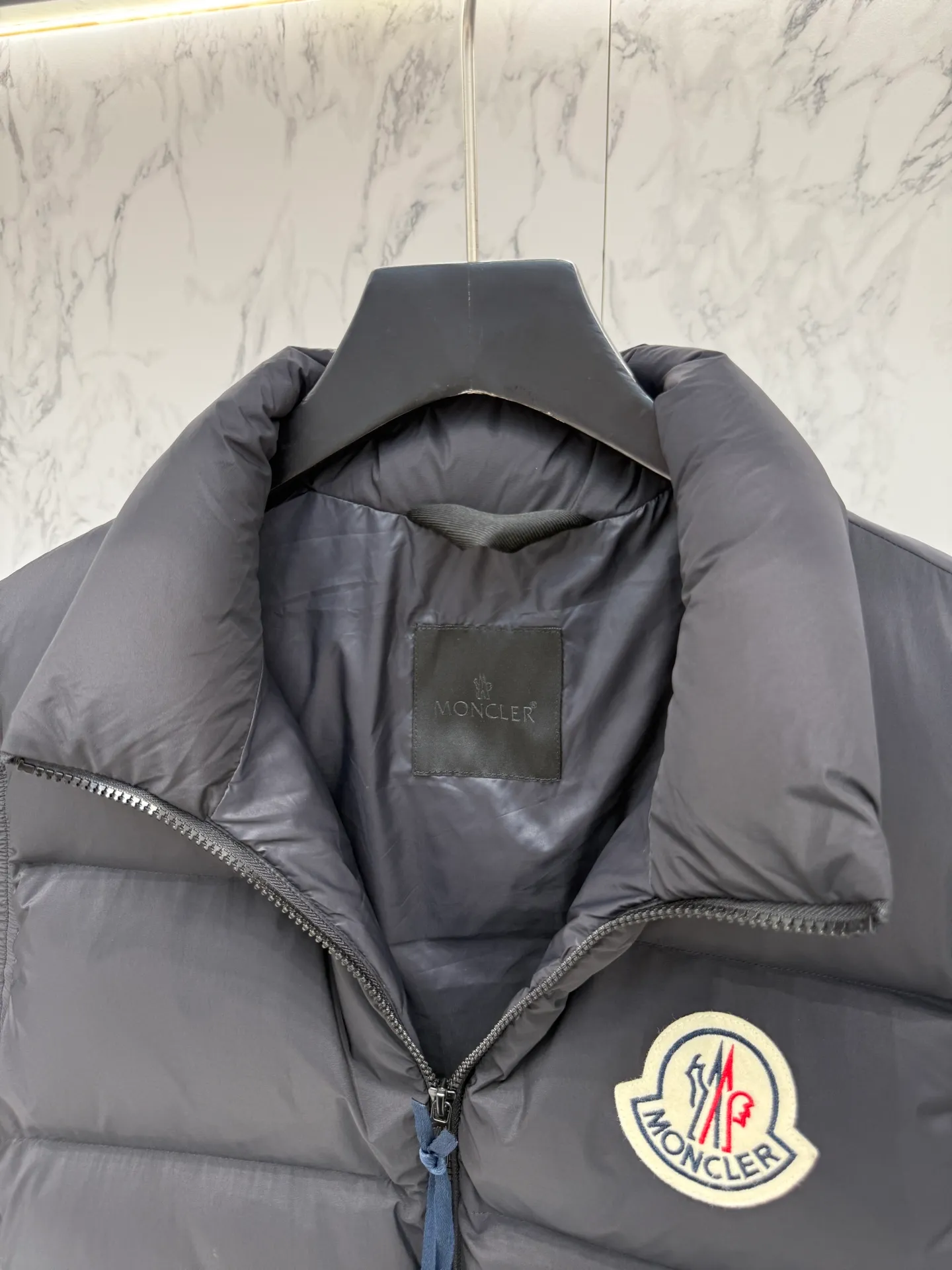 P720 Moncler down jacket 2025 latest fashion designer down jacket. Every detail shows high-end craftsmanship. The design changes of structural tailoring show the diverse image changes of men. It is slim and neat, and tailored to meet the current popular multi-layered wear. Versatile style for life. Code number: 12345