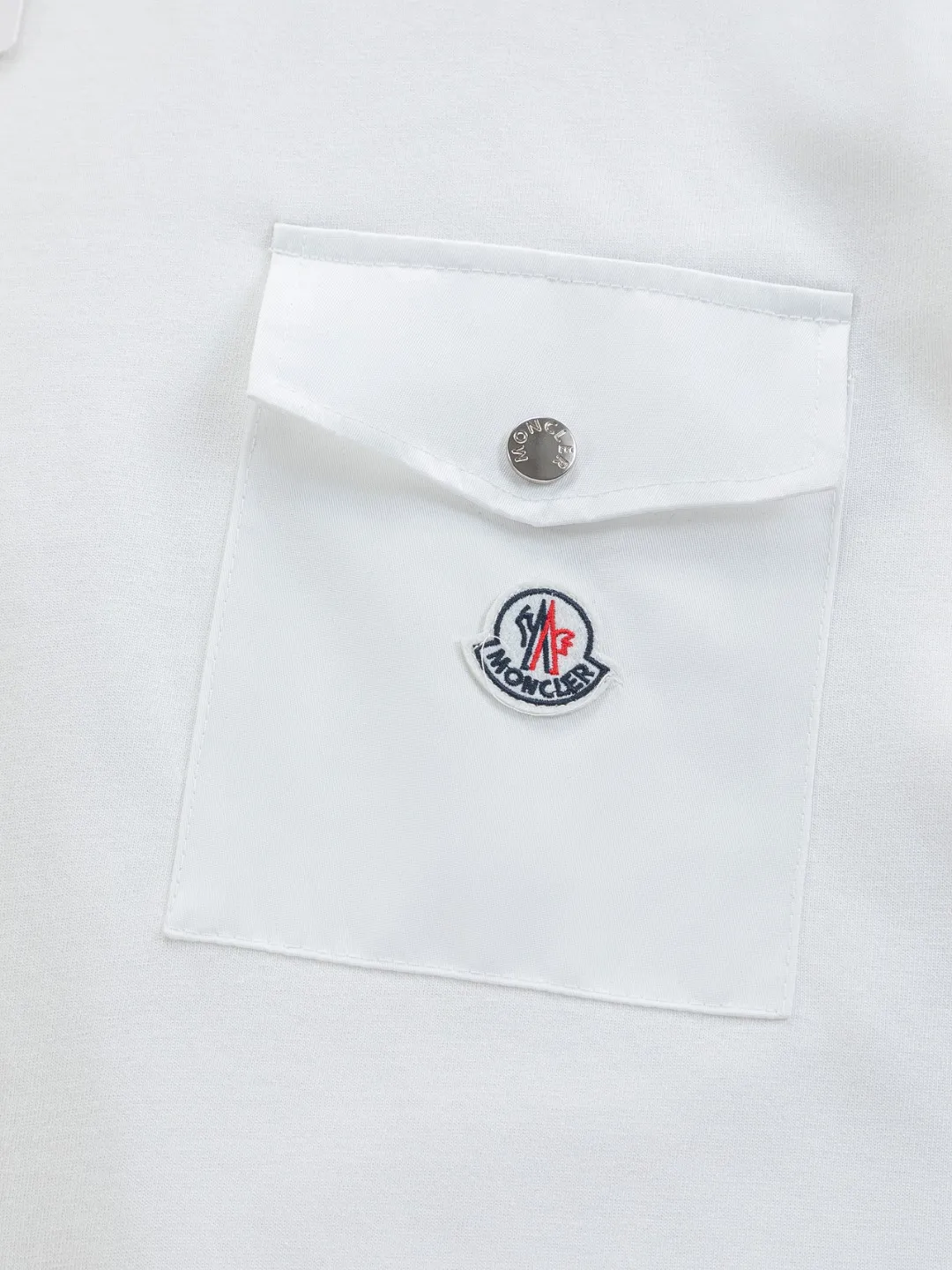 P170 Moncler Moncler high version slightly wide version S-XL moncler 26SS new products are on sale simultaneously on the official website The top and most classic chest pocket armband embroidery🪡logo round neck short sleeves, exquisite craftsmanship counter fabrics, top-notch elements, classic short sleeves complete with 3 labels, fashionable for men, unparalleled in terms of upper body comfort and existence, it can be said to be a must-have summer companion, excellent breathability and comfortable wearing feeling are unparalleled ~ Recommended! ! Timeless pieces for every season. Classic style, with the classic Meng family logo on the chest and the English letters of the Meng family engraved on the buttons. The original version was developed 1:1, complete with three labels, business casual, high-end for outer wear and inner wear, same style for men and women, highly recommended! Color: Black White Size: S-XL Size chart: S: Shoulder width 50-Bust 56-Length 70 M: Shoulder width 52-Bust 57-Length 72 L: Shoulder width 54-Bust 59-Length 74 XL: Shoulder width 56-Bust 62-Length 76