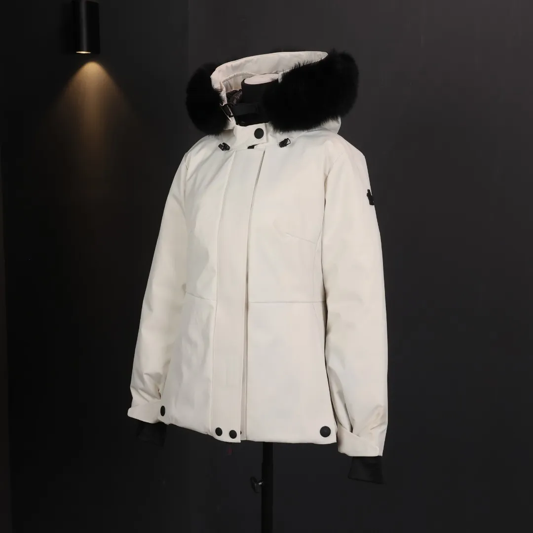 Moncl The ski series is a professional series born for the outdoors. It is a set of down models that take into account practicality, functionality and fashion. It is an upgrade based on the basics. It can be said that it has both appearance and connotation. As a national treasure brand, Meng Down has been a popular style for many years. In addition to its style and design, it is in line with the Asian body shape and has been unanimously recognized by Orientals! In terms of its outdoor function, texture and practical price-performance ratio, it has been certified by domestic and foreign users as the best. As a "feather emperor" down jacket, this feminine autumn and winter lady series model is not to be missed. The hair volume should be visible intuitively. These are hard goods of high quality. If you put them anywhere, they are more than our price. The price has doubled, and it has a better high-end customer group. It is recommended!  The hair needle has a fine tip, and the fluffiness is deep and hard to see. Touch it: touch it gently with your hand. It will feel thick and soft, and the hair is thick and plump. If you put your hand on it, it is warm, which means it is real fur. If it feels rough, it means it is artificial fiber. Look with your own eyes. The fur has a natural color and shine, which makes it look very comfortable and makes you feel like you want to own it. However, the color of artificial hair is relatively dull and not easy to catch the eye. ;The most important and obvious point is that real hair does not have a pungent smell and does not have the plastic smell of artificial hair!  Original trade order! Outdoor down jacket, popular classic version at the counter, slightly wide cut, very suitable for the body, and refuse to be bloated! The fabric feels very textured, thick and easy to care for, and the inside is also very delicate! There is absolutely no ambiguity when it comes to fabrics! The shell fabric is made of custom-woven HIGH Performance functional fiber, which is windproof, waterproof, insulating, breathable, and lightweight. All five skills are online. The inner filling is 90% Japanese standard white goose down. The outer shell fabric is pressed. The down is warm enough but not too fluffy, making the upper body incomparably slimmer. The clothes are thickened and very warm. As a snow suit, they are windproof, waterproof and warm! Wear this down jacket with a thin sweater underneath to survive the winter!  Composite waterproof and windproof ski suits. Throughout the autumn and winter, there have been many series of muffler ski suits, which are both warm and beautiful. We have produced many models of this series, and the quality is no longer needed. The export order only has one batch of goods, and it is out of print‼ ️‼ ️ Yuhuang's top luxury product series, the most exclusive and peerless quality first launched on the entire network, Mon* top series ski wear, this layer is made of composite waterproof and windproof outdoor sports fabrics, the wool volume and fluffiness are unusual for domestically produced wool, there are few in China with such wool volume and texture, the specific product situation is not ambiguous at all, genuine goods at a reasonable price Code A-Ck170