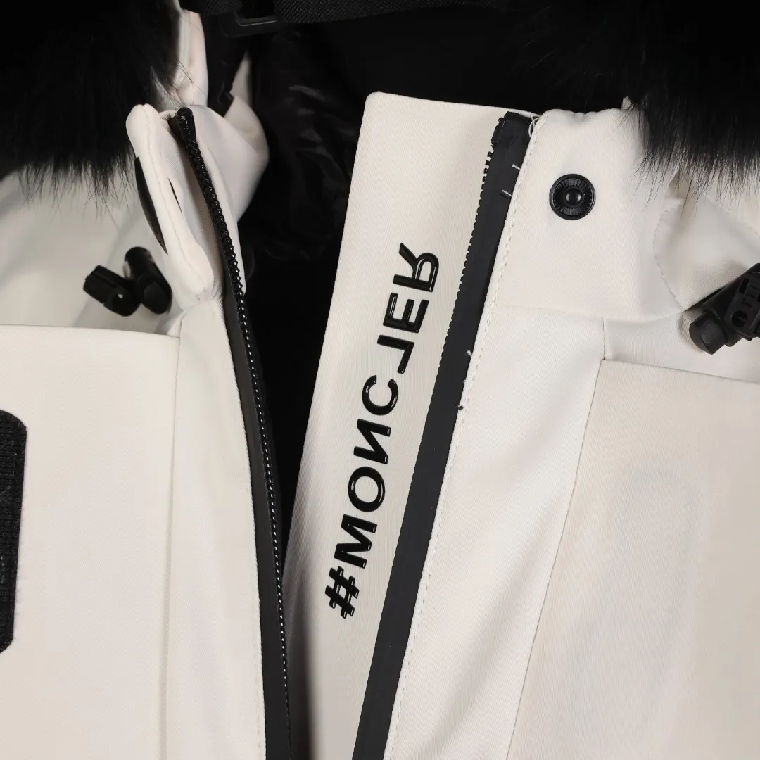 Moncl The ski series is a professional series born for the outdoors. It is a set of down models that take into account practicality, functionality and fashion. It is an upgrade based on the basics. It can be said that it has both appearance and connotation. As a national treasure brand, Meng Down has been a popular style for many years. In addition to its style and design, it is in line with the Asian body shape and has been unanimously recognized by Orientals! In terms of its outdoor function, texture and practical price-performance ratio, it has been certified by domestic and foreign users as the best. As a "feather emperor" down jacket, this feminine autumn and winter lady series model is not to be missed. The hair volume should be visible intuitively. These are hard goods of high quality. If you put them anywhere, they are more than our price. The price has doubled, and it has a better high-end customer group. It is recommended!  The hair needle has a fine tip, and the fluffiness is deep and hard to see. Touch it: touch it gently with your hand. It will feel thick and soft, and the hair is thick and plump. If you put your hand on it, it is warm, which means it is real fur. If it feels rough, it means it is artificial fiber. Look with your own eyes. The fur has a natural color and shine, which makes it look very comfortable and makes you feel like you want to own it. However, the color of artificial hair is relatively dull and not easy to catch the eye. ;The most important and obvious point is that real hair does not have a pungent smell and does not have the plastic smell of artificial hair!  Original trade order! Outdoor down jacket, popular classic version at the counter, slightly wide cut, very suitable for the body, and refuse to be bloated! The fabric feels very textured, thick and easy to care for, and the inside is also very delicate! There is absolutely no ambiguity when it comes to fabrics! The shell fabric is made of custom-woven HIGH Performance functional fiber, which is windproof, waterproof, insulating, breathable, and lightweight. All five skills are online. The inner filling is 90% Japanese standard white goose down. The outer shell fabric is pressed. The down is warm enough but not too fluffy, making the upper body incomparably slimmer. The clothes are thickened and very warm. As a snow suit, they are windproof, waterproof and warm! Wear this down jacket with a thin sweater underneath to survive the winter!  Composite waterproof and windproof ski suits. Throughout the autumn and winter, there have been many series of muffler ski suits, which are both warm and beautiful. We have produced many models of this series, and the quality is no longer needed. The export order only has one batch of goods, and it is out of print‼ ️‼ ️ Yuhuang's top luxury product series, the most exclusive and peerless quality first launched on the entire network, Mon* top series ski wear, this layer is made of composite waterproof and windproof outdoor sports fabrics, the wool volume and fluffiness are unusual for domestically produced wool, there are few in China with such wool volume and texture, the specific product situation is not ambiguous at all, genuine goods at a reasonable price Code A-Ck170