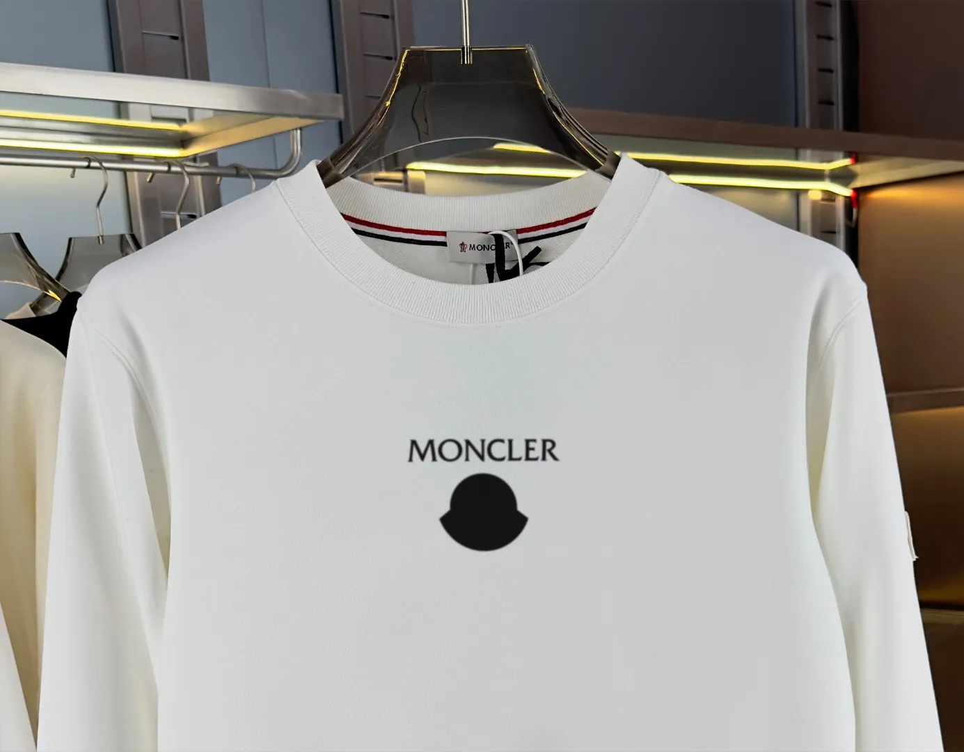 P210 high version sweatshirt) 📦With exclusive packaging📦 [Long-term ready stock] Upgraded version "Mobile phone smart sensor ~ NFC chip armband ~ Directly to the official website for anti-counterfeiting" 〖 𝐌𝐎𝐍𝐂𝐋𝐄𝐑 ~ Mouth covering〗 2025 new high quality, using 450 grams of heavyweight fabric Different from the market currency, you can mix and match everything at will and you will be handsome😎The whole clothes is made of double waistcoats. The double waistcoats make the whole dress more three-dimensional. It is not an ordinary factory that can do such fine work. 2025 autumn and winter new style, on sale at the counter, exquisite printed round neck terry sweatshirt. High-end double-ply cotton. Customized stretch ribs are dyed in the same vat. Three standards are complete. It is matched with digital printing patterns and is very breathable. Same style for men and women. Color: black, white, apricot. Size: S M L XL 2XL