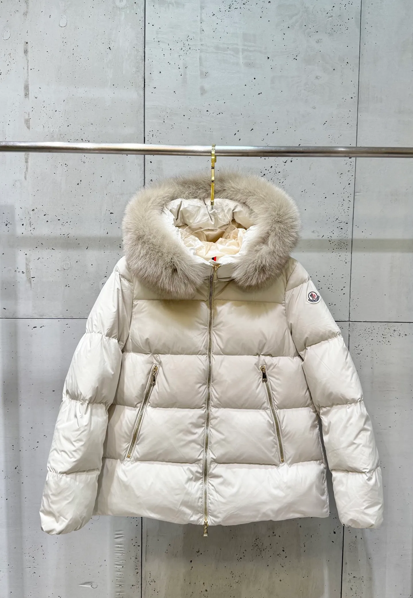 P1000 moncler muzzle 25s new autumn and winter classic doll version hooded fur collar down jacket. Original customized oversized raccoon fur collar. Memory silk fabric texture is awesome. Age-reducing girlish style. A-line version casual and age-reducing and fashionable. National standard imported 90 velvet filling. Light, warm and comfortable. Original hardware accessories. Original label. Fully equipped. Size: 1234