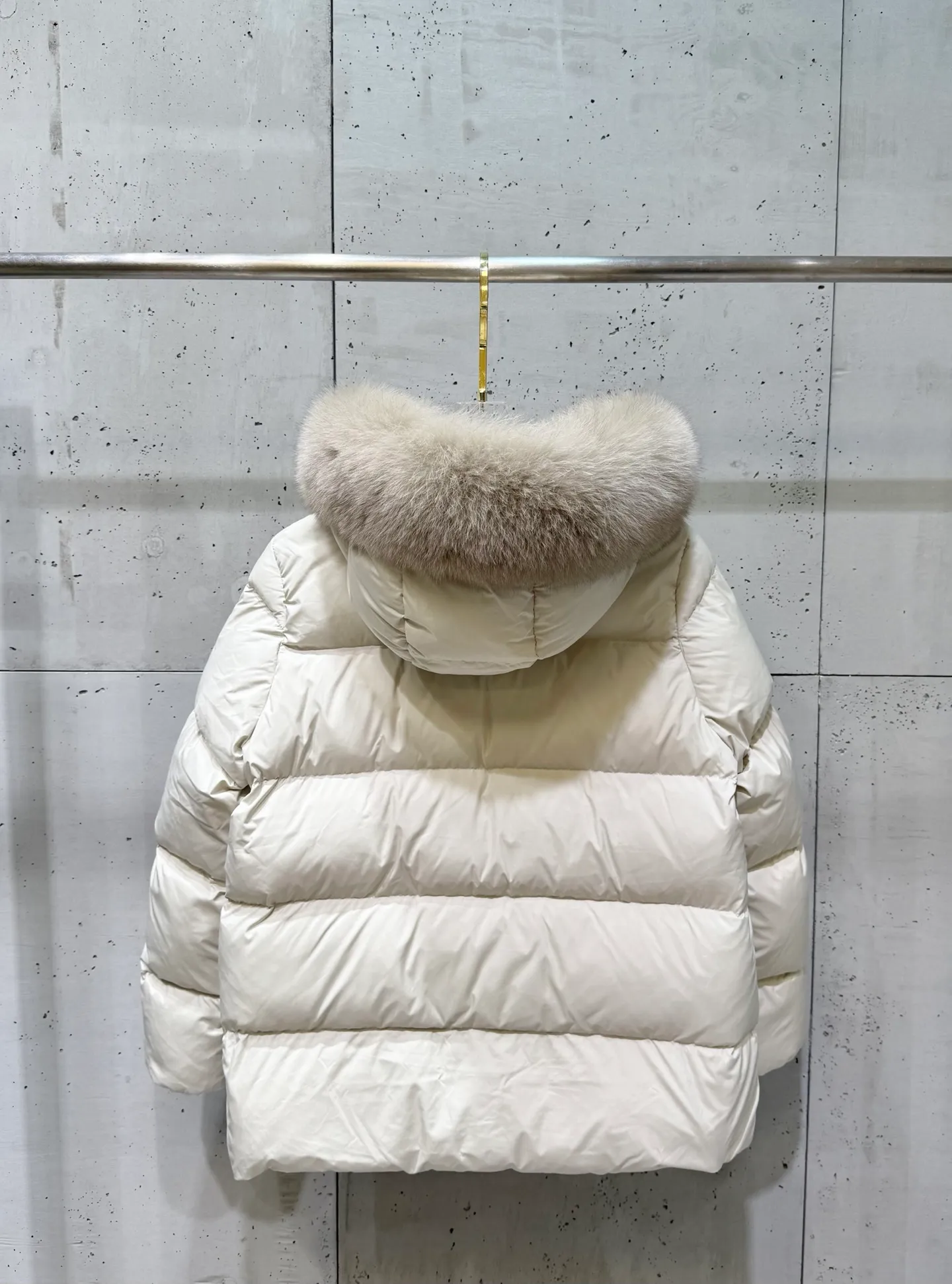 P1000 moncler muzzle 25s new autumn and winter classic doll version hooded fur collar down jacket. Original customized oversized raccoon fur collar. Memory silk fabric texture is awesome. Age-reducing girlish style. A-line version casual and age-reducing and fashionable. National standard imported 90 velvet filling. Light, warm and comfortable. Original hardware accessories. Original label. Fully equipped. Size: 1234