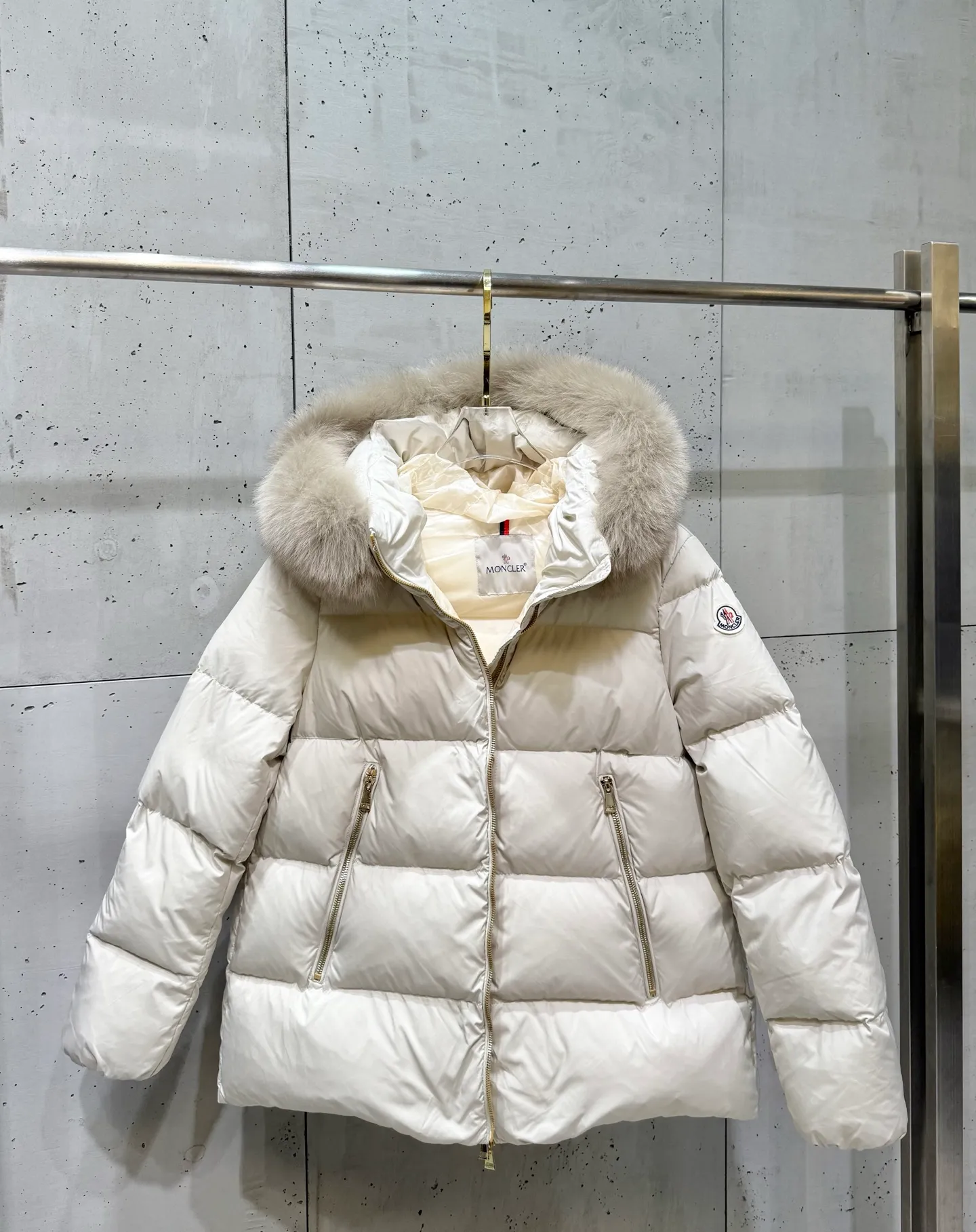 P1000 moncler muzzle 25s new autumn and winter classic doll version hooded fur collar down jacket. Original customized oversized raccoon fur collar. Memory silk fabric texture is awesome. Age-reducing girlish style. A-line version casual and age-reducing and fashionable. National standard imported 90 velvet filling. Light, warm and comfortable. Original hardware accessories. Original label. Fully equipped. Size: 1234