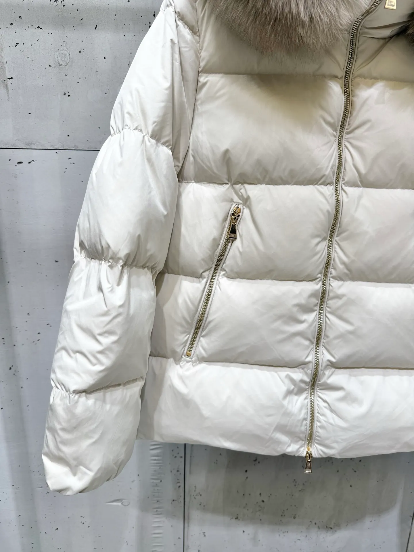 P1000 moncler muzzle 25s new autumn and winter classic doll version hooded fur collar down jacket. Original customized oversized raccoon fur collar. Memory silk fabric texture is awesome. Age-reducing girlish style. A-line version casual and age-reducing and fashionable. National standard imported 90 velvet filling. Light, warm and comfortable. Original hardware accessories. Original label. Fully equipped. Size: 1234
