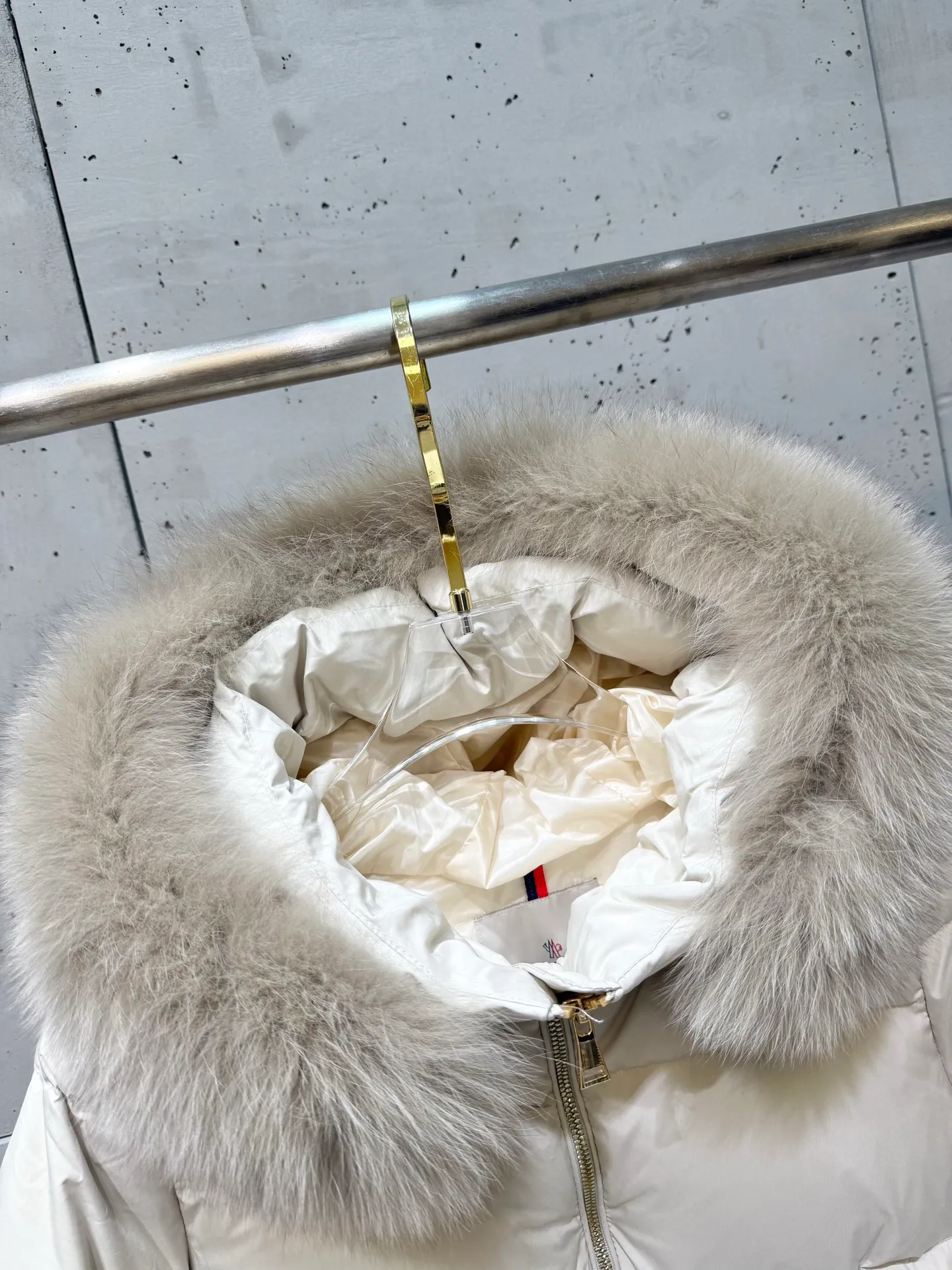 P1000 moncler muzzle 25s new autumn and winter classic doll version hooded fur collar down jacket. Original customized oversized raccoon fur collar. Memory silk fabric texture is awesome. Age-reducing girlish style. A-line version casual and age-reducing and fashionable. National standard imported 90 velvet filling. Light, warm and comfortable. Original hardware accessories. Original label. Fully equipped. Size: 1234