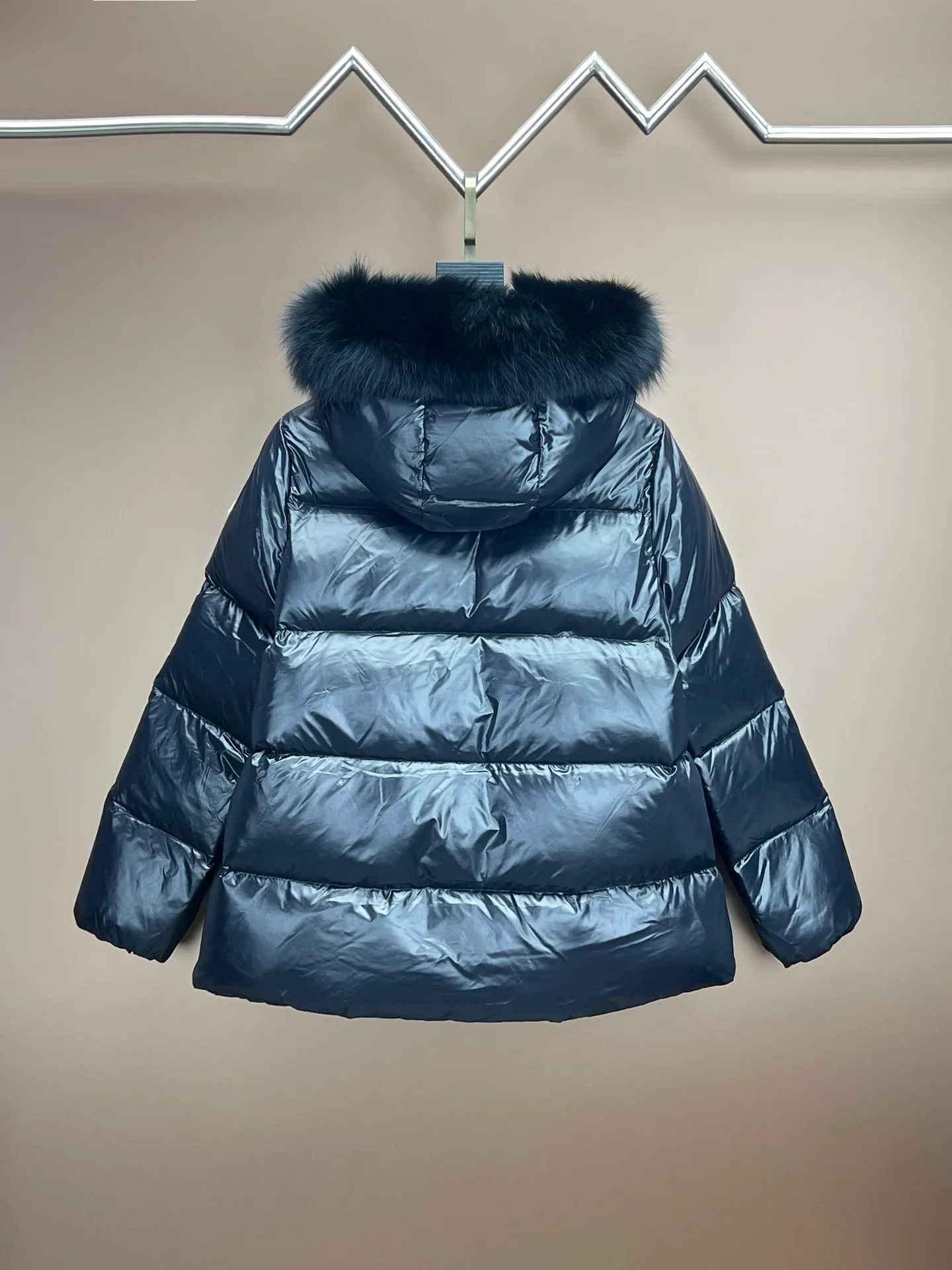 P980 new down ⬆️Moncler Laiche short style for women. Detachable imported Finnish fox fur collar. The barcode model number is consistent with the official website. The tag has built-in NFC electronic induction anti-counterfeiting. Supports multiple anti-counterfeiting verifications. The factory comes standard with a full set of counter gift box packaging. 🎁Not the low-end garbage in the market. Laiche women's down combines elegant design and luxurious details, and can be easily changed according to mood and climate. It is a classic series.  The Laiche women's down combines femininity and luxury in a shiny lacquered nylon with a synthetic brim. The brim is easily removable, making it suitable for a variety of casual or elegant occasions. Details •Made from patented nylon •Painted nylon lining •Down filled •Removable synthetic brim with concealed snap fastening •Hood •Interior front flap pocket with grosgrain detail •Zip closure •Zip pockets •Adjustable stretch cuffs Size : 1-4 Black Beige