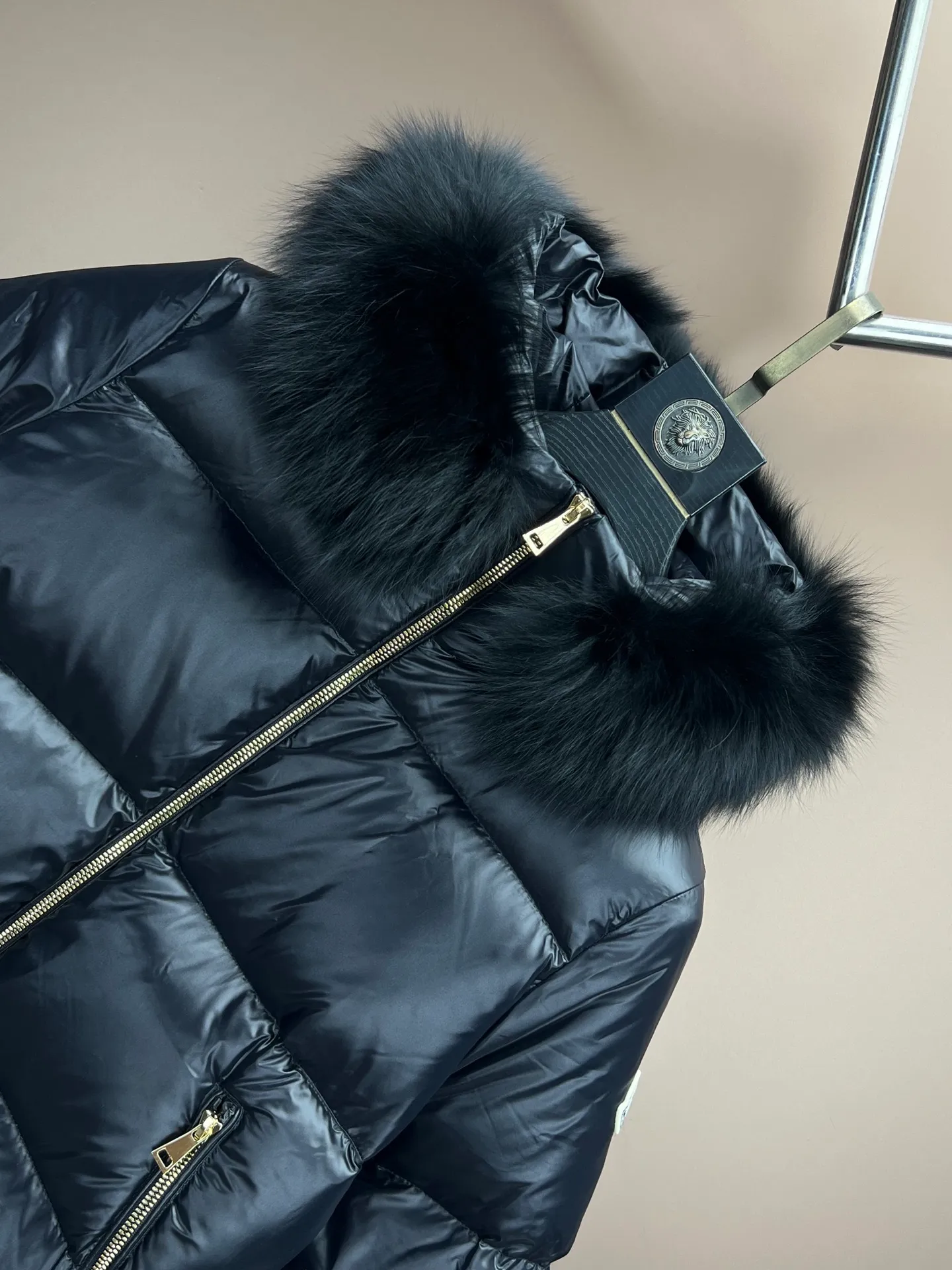 P980 new down ⬆️Moncler Laiche short style for women. Detachable imported Finnish fox fur collar. The barcode model number is consistent with the official website. The tag has built-in NFC electronic induction anti-counterfeiting. Supports multiple anti-counterfeiting verifications. The factory comes standard with a full set of counter gift box packaging. 🎁Not the low-end garbage in the market. Laiche women's down combines elegant design and luxurious details, and can be easily changed according to mood and climate. It is a classic series.  The Laiche women's down combines femininity and luxury in a shiny lacquered nylon with a synthetic brim. The brim is easily removable, making it suitable for a variety of casual or elegant occasions. Details •Made from patented nylon •Painted nylon lining •Down filled •Removable synthetic brim with concealed snap fastening •Hood •Interior front flap pocket with grosgrain detail •Zip closure •Zip pockets •Adjustable stretch cuffs Size : 1-4 Black Beige
