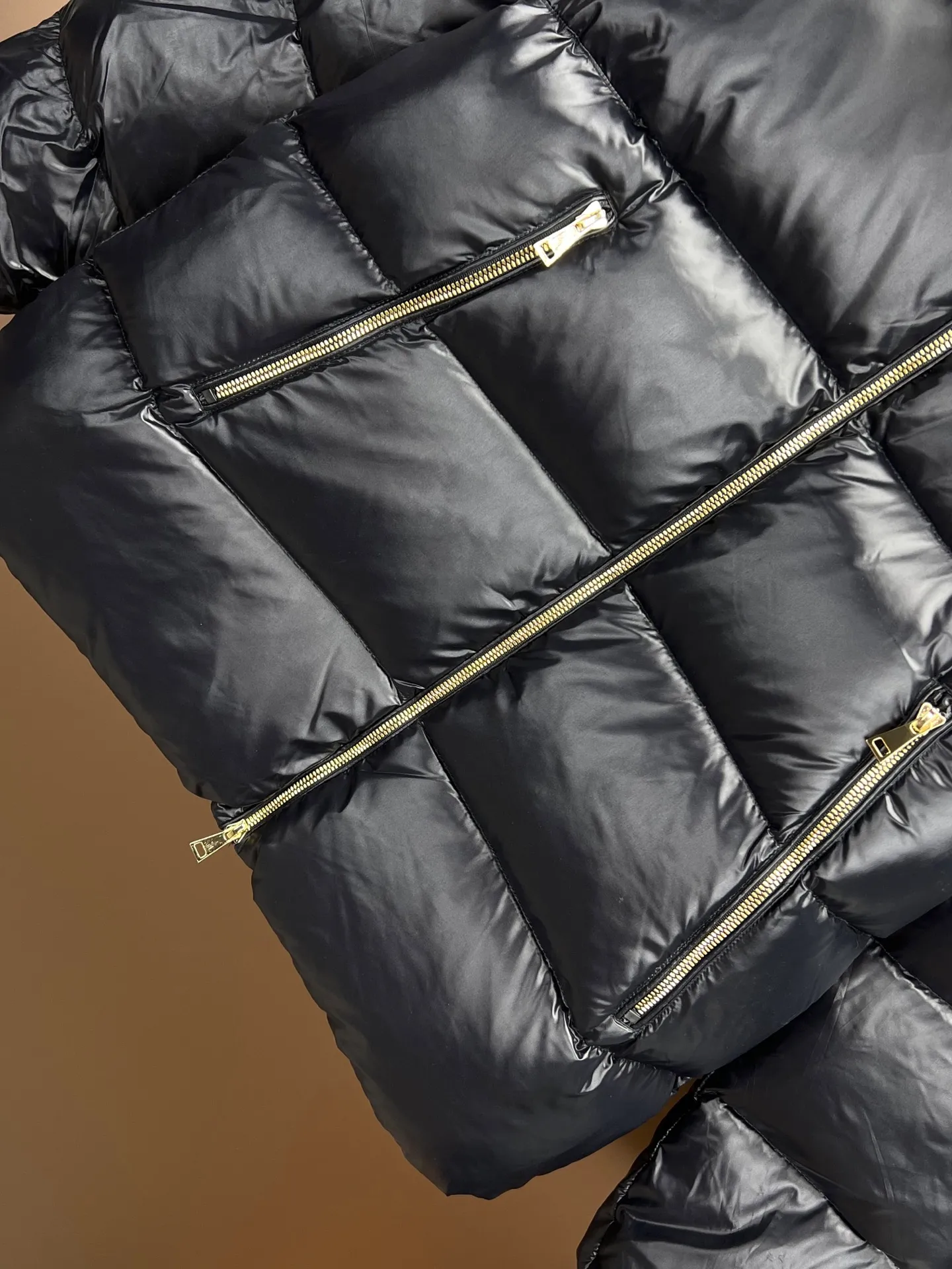 P980 new down ⬆️Moncler Laiche short style for women. Detachable imported Finnish fox fur collar. The barcode model number is consistent with the official website. The tag has built-in NFC electronic induction anti-counterfeiting. Supports multiple anti-counterfeiting verifications. The factory comes standard with a full set of counter gift box packaging. 🎁Not the low-end garbage in the market. Laiche women's down combines elegant design and luxurious details, and can be easily changed according to mood and climate. It is a classic series.  The Laiche women's down combines femininity and luxury in a shiny lacquered nylon with a synthetic brim. The brim is easily removable, making it suitable for a variety of casual or elegant occasions. Details •Made from patented nylon •Painted nylon lining •Down filled •Removable synthetic brim with concealed snap fastening •Hood •Interior front flap pocket with grosgrain detail •Zip closure •Zip pockets •Adjustable stretch cuffs Size : 1-4 Black Beige