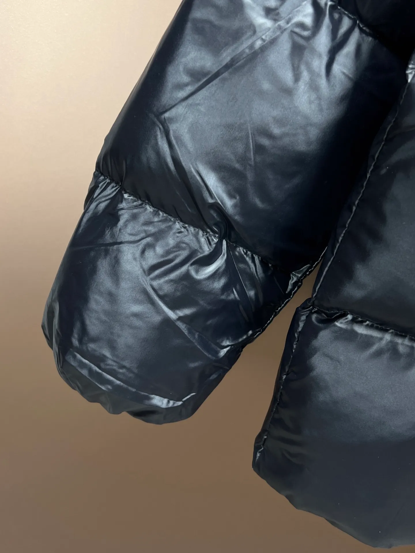 P980 new down ⬆️Moncler Laiche short style for women. Detachable imported Finnish fox fur collar. The barcode model number is consistent with the official website. The tag has built-in NFC electronic induction anti-counterfeiting. Supports multiple anti-counterfeiting verifications. The factory comes standard with a full set of counter gift box packaging. 🎁Not the low-end garbage in the market. Laiche women's down combines elegant design and luxurious details, and can be easily changed according to mood and climate. It is a classic series.  The Laiche women's down combines femininity and luxury in a shiny lacquered nylon with a synthetic brim. The brim is easily removable, making it suitable for a variety of casual or elegant occasions. Details •Made from patented nylon •Painted nylon lining •Down filled •Removable synthetic brim with concealed snap fastening •Hood •Interior front flap pocket with grosgrain detail •Zip closure •Zip pockets •Adjustable stretch cuffs Size : 1-4 Black Beige
