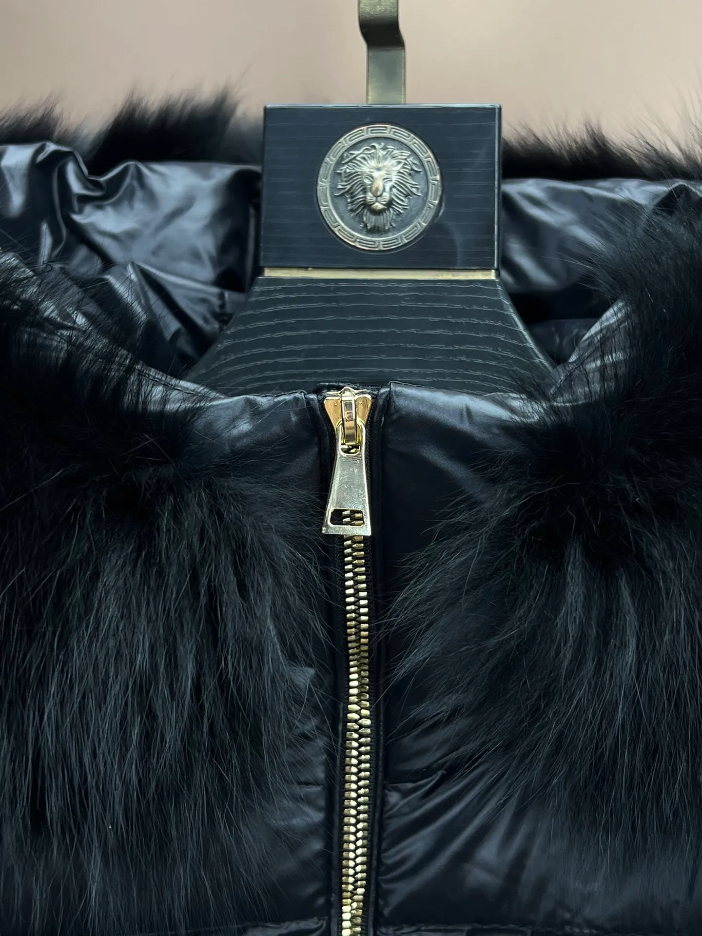 P980 new down ⬆️Moncler Laiche short style for women. Detachable imported Finnish fox fur collar. The barcode model number is consistent with the official website. The tag has built-in NFC electronic induction anti-counterfeiting. Supports multiple anti-counterfeiting verifications. The factory comes standard with a full set of counter gift box packaging. 🎁Not the low-end garbage in the market. Laiche women's down combines elegant design and luxurious details, and can be easily changed according to mood and climate. It is a classic series.  The Laiche women's down combines femininity and luxury in a shiny lacquered nylon with a synthetic brim. The brim is easily removable, making it suitable for a variety of casual or elegant occasions. Details •Made from patented nylon •Painted nylon lining •Down filled •Removable synthetic brim with concealed snap fastening •Hood •Interior front flap pocket with grosgrain detail •Zip closure •Zip pockets •Adjustable stretch cuffs Size : 1-4 Black Beige