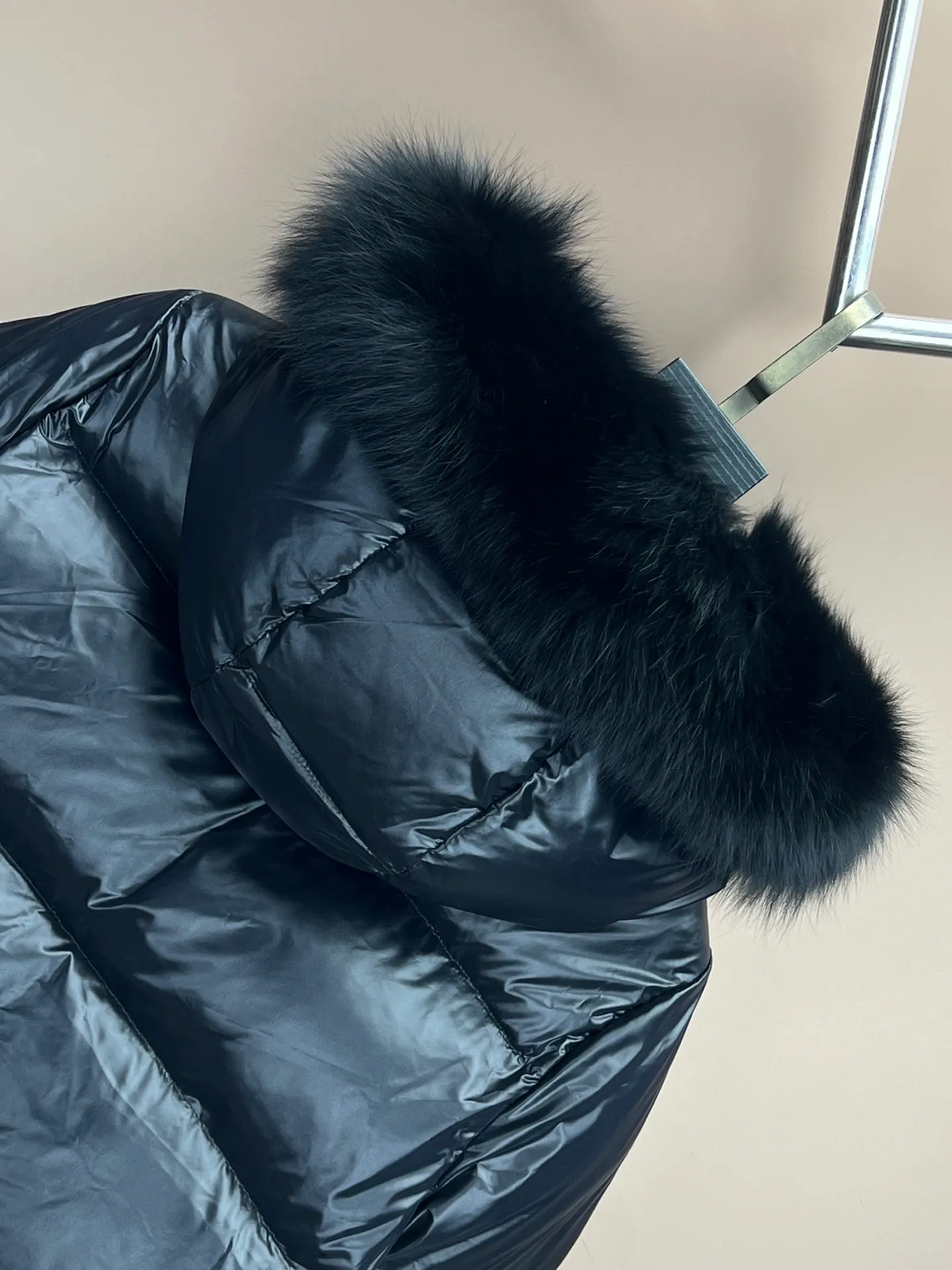 P980 new down ⬆️Moncler Laiche short style for women. Detachable imported Finnish fox fur collar. The barcode model number is consistent with the official website. The tag has built-in NFC electronic induction anti-counterfeiting. Supports multiple anti-counterfeiting verifications. The factory comes standard with a full set of counter gift box packaging. 🎁Not the low-end garbage in the market. Laiche women's down combines elegant design and luxurious details, and can be easily changed according to mood and climate. It is a classic series.  The Laiche women's down combines femininity and luxury in a shiny lacquered nylon with a synthetic brim. The brim is easily removable, making it suitable for a variety of casual or elegant occasions. Details •Made from patented nylon •Painted nylon lining •Down filled •Removable synthetic brim with concealed snap fastening •Hood •Interior front flap pocket with grosgrain detail •Zip closure •Zip pockets •Adjustable stretch cuffs Size : 1-4 Black Beige