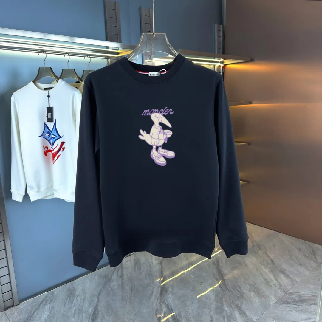 P210 high version sweatshirt) 📦With exclusive packaging📦 [Long-term ready stock] Upgraded version "Mobile phone smart sensor ~ NFC chip armband ~ Directly to the official website for anti-counterfeiting" 〖 𝐌𝐎𝐍𝐂𝐋𝐄𝐑 ~ Mouth covering〗 2025 new high quality, using 450 grams of heavyweight fabric Different from the market currency, you can mix and match everything at will and you will be handsome😎The whole clothes is made of double waistcoats. The double waistcoats make the whole dress more three-dimensional. It is not an ordinary factory that can do such fine work. 2025 autumn and winter new style, on sale at the counter, exquisite printed round neck terry sweatshirt. High-end double-ply cotton. Customized stretch ribs are dyed in the same vat. Three standards are complete. It is matched with digital printing patterns and is very breathable. Same style for men and women. Color: black, white, apricot. Size: S M L XL 2XL