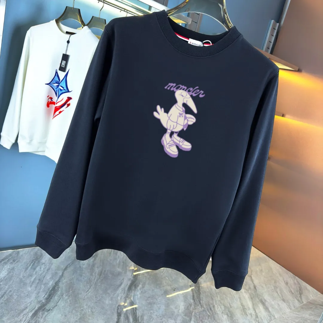 P210 high version sweatshirt) 📦With exclusive packaging📦 [Long-term ready stock] Upgraded version "Mobile phone smart sensor ~ NFC chip armband ~ Directly to the official website for anti-counterfeiting" 〖 𝐌𝐎𝐍𝐂𝐋𝐄𝐑 ~ Mouth covering〗 2025 new high quality, using 450 grams of heavyweight fabric Different from the market currency, you can mix and match everything at will and you will be handsome😎The whole clothes is made of double waistcoats. The double waistcoats make the whole dress more three-dimensional. It is not an ordinary factory that can do such fine work. 2025 autumn and winter new style, on sale at the counter, exquisite printed round neck terry sweatshirt. High-end double-ply cotton. Customized stretch ribs are dyed in the same vat. Three standards are complete. It is matched with digital printing patterns and is very breathable. Same style for men and women. Color: black, white, apricot. Size: S M L XL 2XL