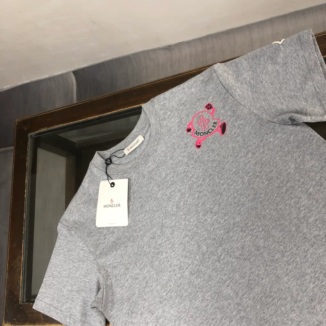 P150 MONCLER 25 The latest short-sleeved T-shirt for couples~Featured brand printing design~The upper body of the fabric is comfortable and breathable, not stiff, slim cut, and made of high-end custom-made pure cotton fabric! The upper body is comfortable and stylish, and it can be worn alone as an inner layer. It is a must-have for fashionistas! ! ! Color: Black White Brown Gray Size: S M L XL (Loose fit! Please indicate your height and weight when placing an order)