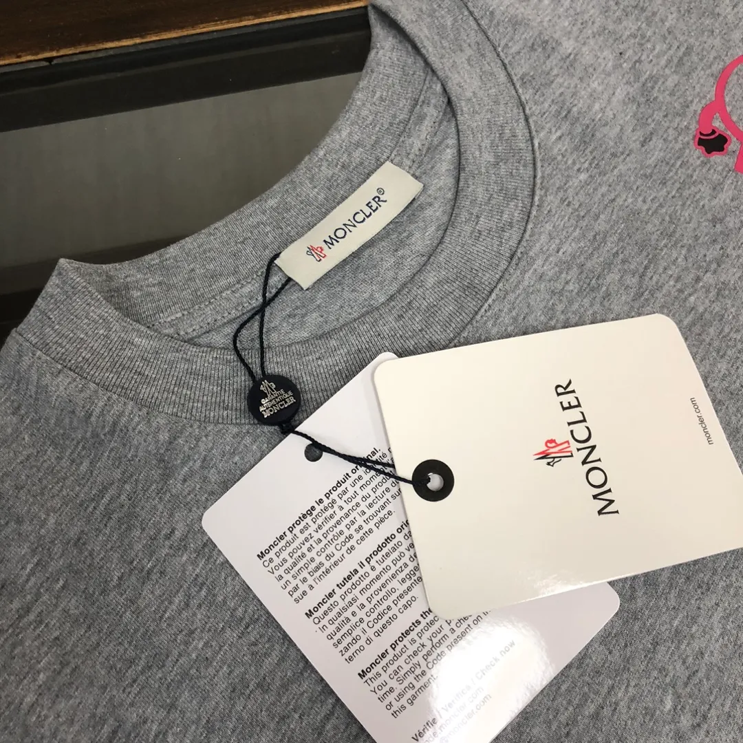 P150 MONCLER 25 The latest short-sleeved T-shirt for couples~Featured brand printing design~The upper body of the fabric is comfortable and breathable, not stiff, slim cut, and made of high-end custom-made pure cotton fabric! The upper body is comfortable and stylish, and it can be worn alone as an inner layer. It is a must-have for fashionistas! ! ! Color: Black White Brown Gray Size: S M L XL (Loose fit! Please indicate your height and weight when placing an order)