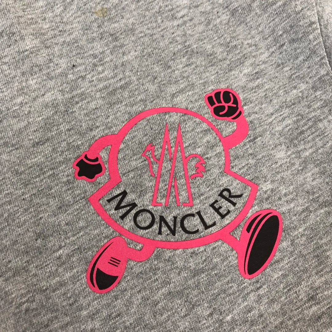 P150 MONCLER 25 The latest short-sleeved T-shirt for couples~Featured brand printing design~The upper body of the fabric is comfortable and breathable, not stiff, slim cut, and made of high-end custom-made pure cotton fabric! The upper body is comfortable and stylish, and it can be worn alone as an inner layer. It is a must-have for fashionistas! ! ! Color: Black White Brown Gray Size: S M L XL (Loose fit! Please indicate your height and weight when placing an order)