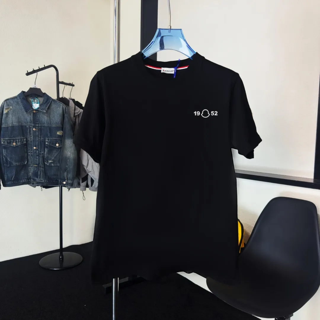 P140 Upgraded version "Mobile phone smart sensor ~ NFC chip armband ~ Direct access to the official website for anti-counterfeiting" "Moncler ~ Mouth Mouth" 2025 new high-quality round neck short-sleeved T-shirt. The cuffs have imported embroidered labels. Customized dyeing, very comfortable to touch. Super versatile and good-looking short-sleeved. Complete with three labels. Non-market ordinary version. Feel free to compare. Quality is absolutely guaranteed! ‼ First of all, this original fabric is all custom-woven with 32-count double yarn fabric, 250G, and the weight is the same‼ Fine workmanship, double waistcoat method, double waistcoat method, double waistcoat method makes the whole dress more three-dimensional, which is not a craft that ordinary T-shirts can achieve🤪 Size: S-M-L-XL-2XL Color: black, white, apricot, same style for men and women