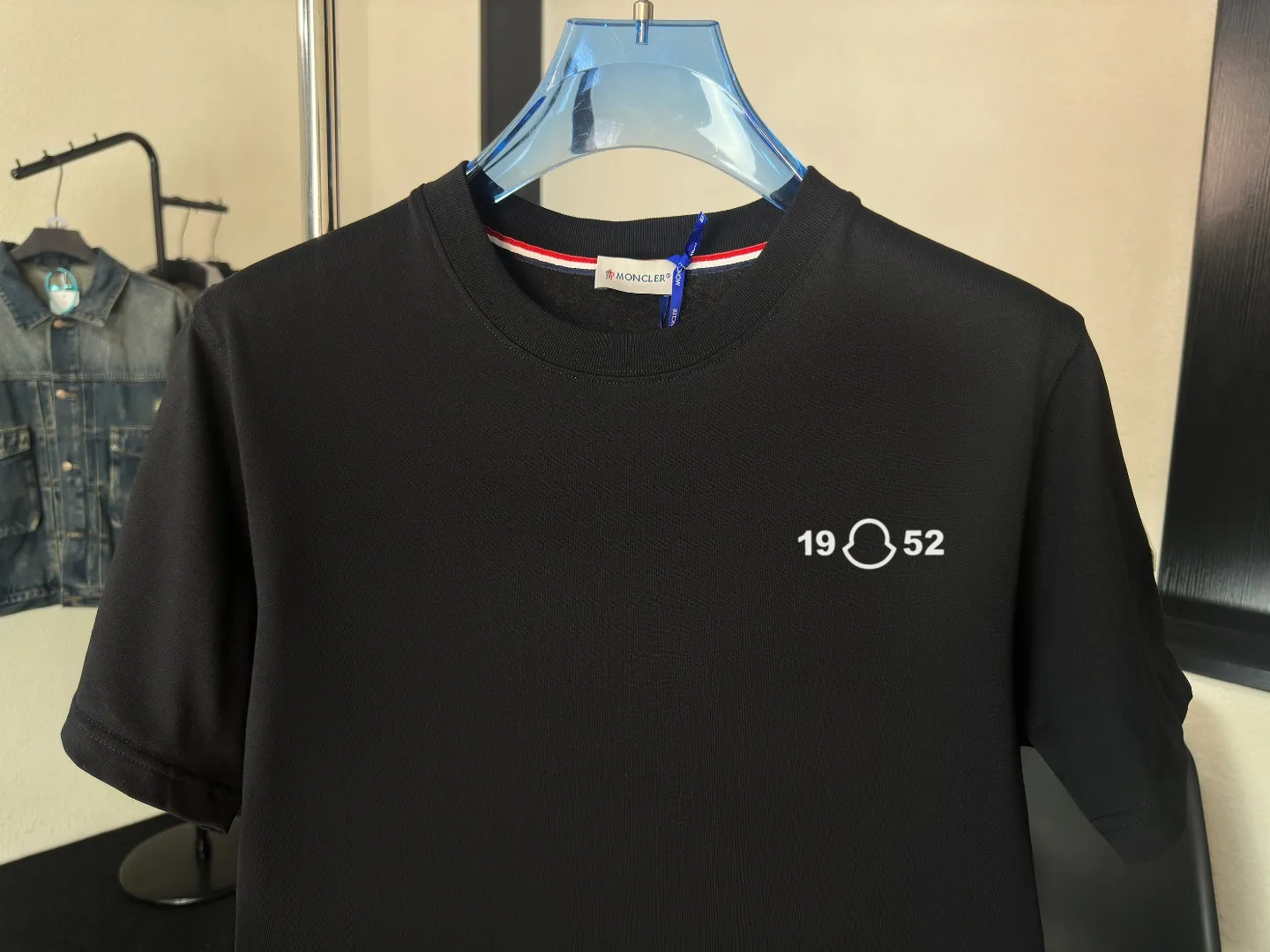 P140 Upgraded version "Mobile phone smart sensor ~ NFC chip armband ~ Direct access to the official website for anti-counterfeiting" "Moncler ~ Mouth Mouth" 2025 new high-quality round neck short-sleeved T-shirt. The cuffs have imported embroidered labels. Customized dyeing, very comfortable to touch. Super versatile and good-looking short-sleeved. Complete with three labels. Non-market ordinary version. Feel free to compare. Quality is absolutely guaranteed! ‼ First of all, this original fabric is all custom-woven with 32-count double yarn fabric, 250G, and the weight is the same‼ Fine workmanship, double waistcoat method, double waistcoat method, double waistcoat method makes the whole dress more three-dimensional, which is not a craft that ordinary T-shirts can achieve🤪 Size: S-M-L-XL-2XL Color: black, white, apricot, same style for men and women