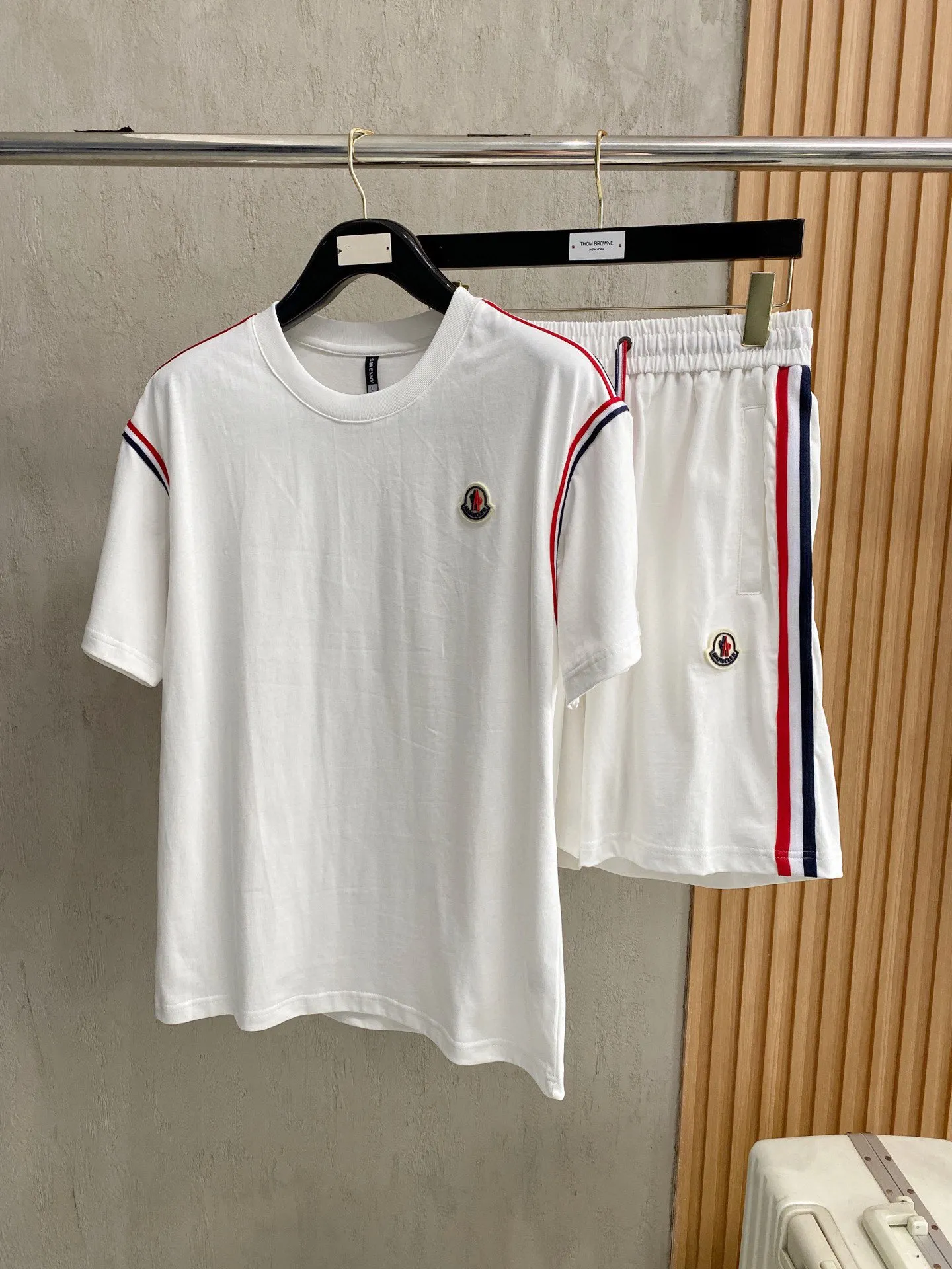 P570 Brand [MONCLER Mouth Covered] 2025 round neck short-sleeved shorts suit. The pure cotton fabric upper body will not be stuffy, the smooth and comfortable skin-friendly effect is more breathable, the fabric has its own texture, classic logo technology, a new interpretation from a unique angle, fashionable and versatile choice! Size: M-3XL (maximum wear: 190 pounds)