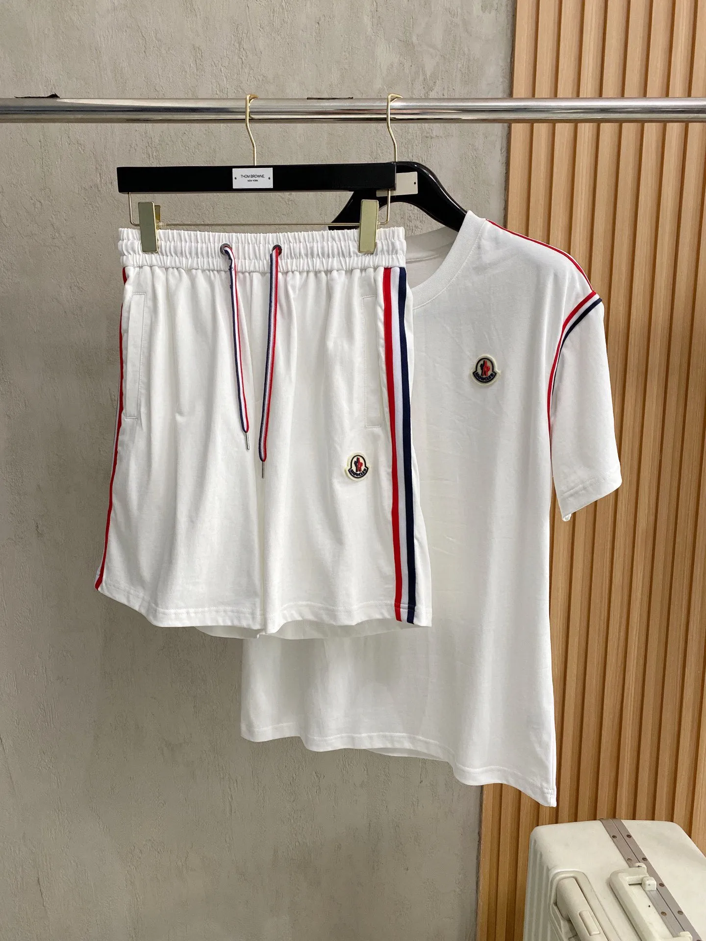 P570 Brand [MONCLER Mouth Covered] 2025 round neck short-sleeved shorts suit. The pure cotton fabric upper body will not be stuffy, the smooth and comfortable skin-friendly effect is more breathable, the fabric has its own texture, classic logo technology, a new interpretation from a unique angle, fashionable and versatile choice! Size: M-3XL (maximum wear: 190 pounds)