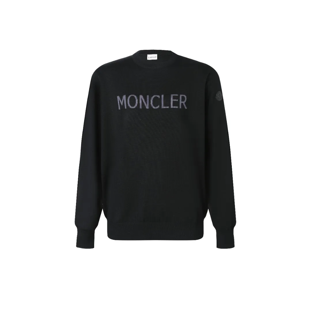 P420 MONCLER jacquard crew neck sweater Fabric selection: Made of wool blended fabric, mainly 95% wool, combined with 4% nylon and 1% spandex. The main body of wool ensures the warmth and comfort of the clothing. The addition of a small amount of nylon and spandex significantly improves the elasticity and wear resistance. The ribbed decorative parts are made of 100% wool, which further enhances the texture and wearing experience.  Technology: Using a high needle count and fine gauge loom, combined with the orderly direction of the internal yarns, the floating threads are cleverly woven and stored, with almost no unnecessary thread mess. The color switching of each group of letters is synchronized with the knitting needles in milliseconds, forming a delicate jacquard letter LOGO decorated on the chest. SIZE: S M L XL
