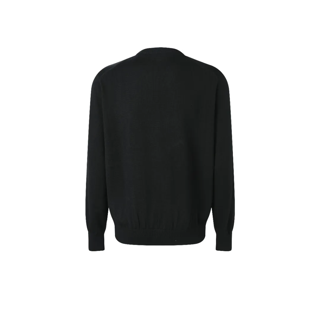 P420 MONCLER jacquard crew neck sweater Fabric selection: Made of wool blended fabric, mainly 95% wool, combined with 4% nylon and 1% spandex. The main body of wool ensures the warmth and comfort of the clothing. The addition of a small amount of nylon and spandex significantly improves the elasticity and wear resistance. The ribbed decorative parts are made of 100% wool, which further enhances the texture and wearing experience.  Technology: Using a high needle count and fine gauge loom, combined with the orderly direction of the internal yarns, the floating threads are cleverly woven and stored, with almost no unnecessary thread mess. The color switching of each group of letters is synchronized with the knitting needles in milliseconds, forming a delicate jacquard letter LOGO decorated on the chest. SIZE: S M L XL