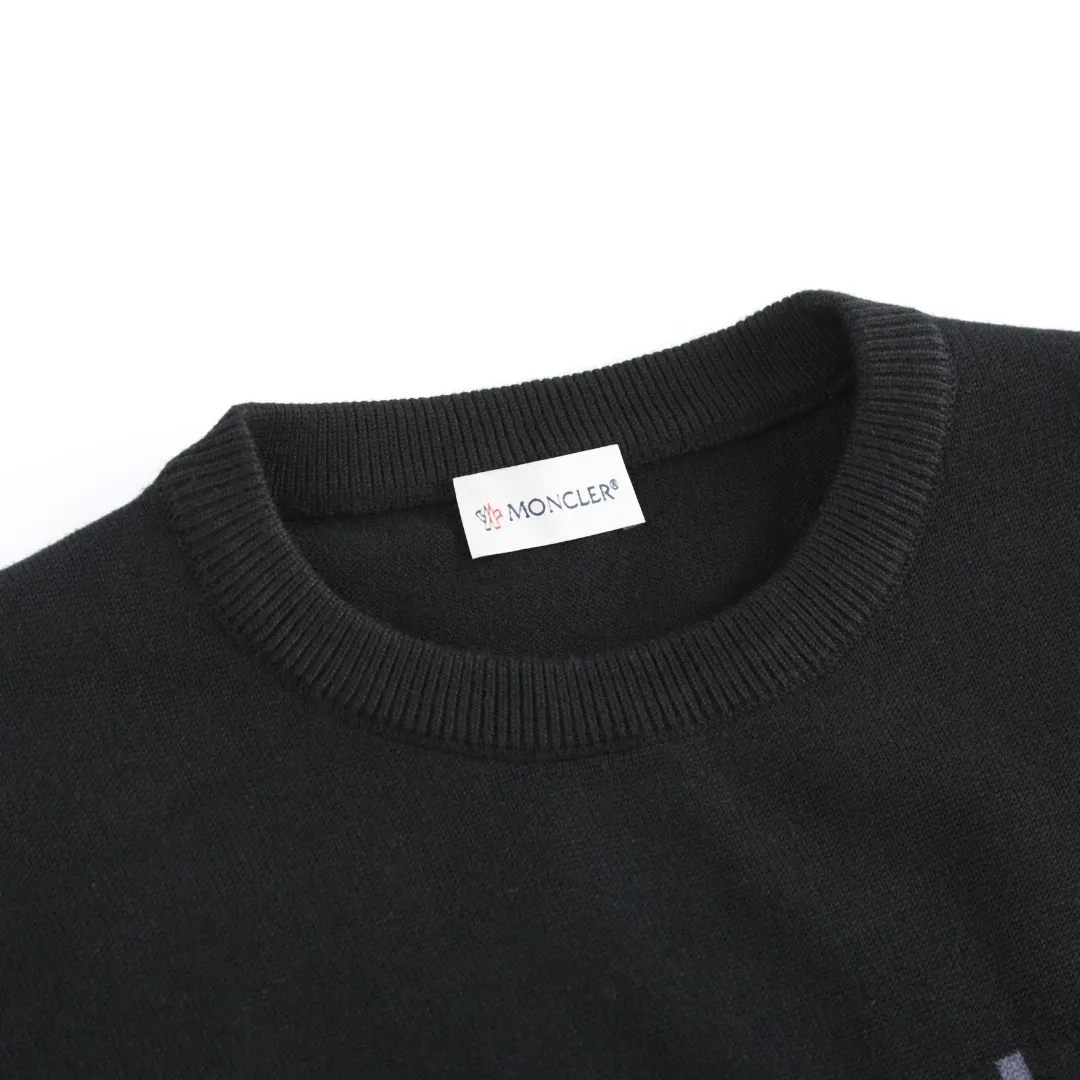 P420 MONCLER jacquard crew neck sweater Fabric selection: Made of wool blended fabric, mainly 95% wool, combined with 4% nylon and 1% spandex. The main body of wool ensures the warmth and comfort of the clothing. The addition of a small amount of nylon and spandex significantly improves the elasticity and wear resistance. The ribbed decorative parts are made of 100% wool, which further enhances the texture and wearing experience.  Technology: Using a high needle count and fine gauge loom, combined with the orderly direction of the internal yarns, the floating threads are cleverly woven and stored, with almost no unnecessary thread mess. The color switching of each group of letters is synchronized with the knitting needles in milliseconds, forming a delicate jacquard letter LOGO decorated on the chest. SIZE: S M L XL