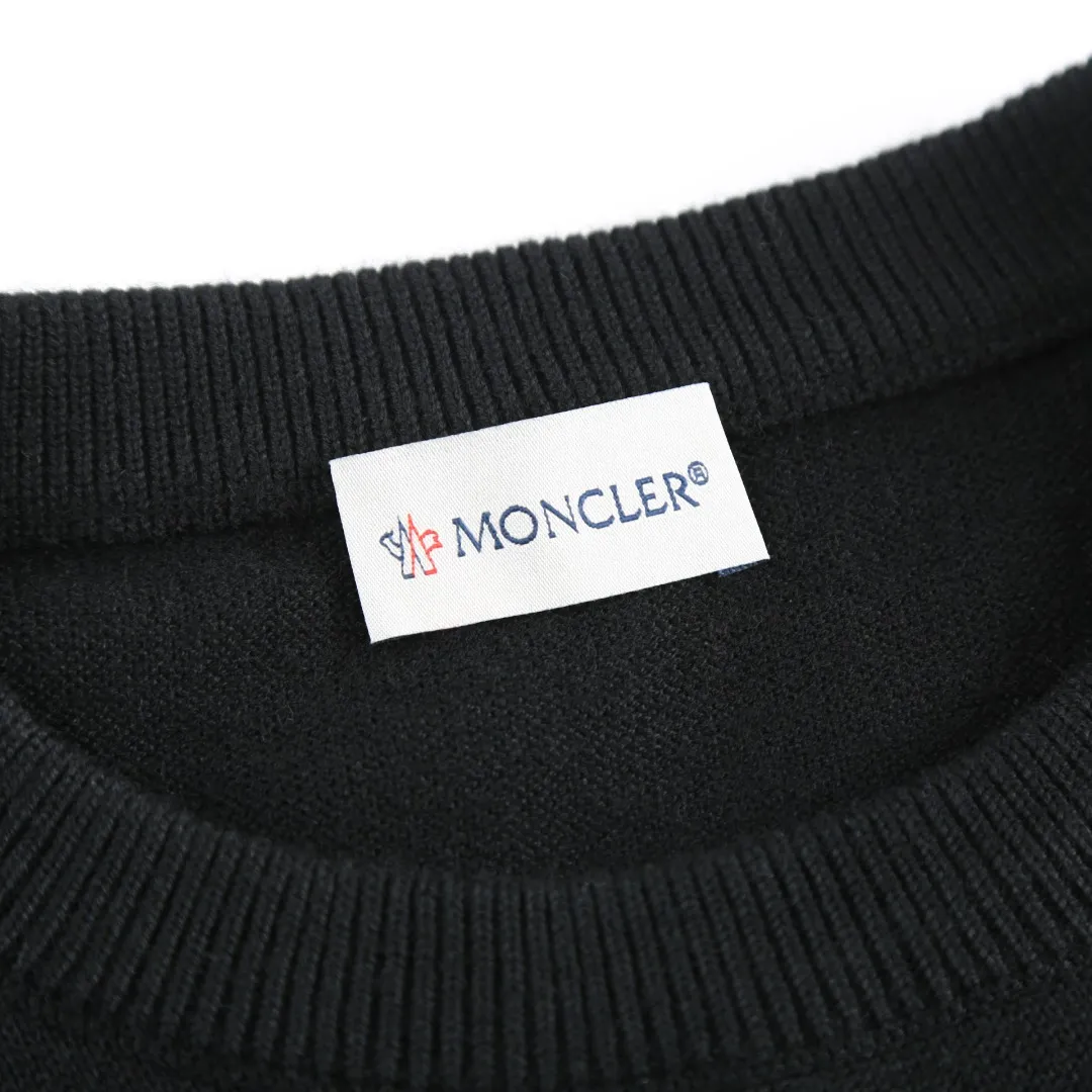 P420 MONCLER jacquard crew neck sweater Fabric selection: Made of wool blended fabric, mainly 95% wool, combined with 4% nylon and 1% spandex. The main body of wool ensures the warmth and comfort of the clothing. The addition of a small amount of nylon and spandex significantly improves the elasticity and wear resistance. The ribbed decorative parts are made of 100% wool, which further enhances the texture and wearing experience.  Technology: Using a high needle count and fine gauge loom, combined with the orderly direction of the internal yarns, the floating threads are cleverly woven and stored, with almost no unnecessary thread mess. The color switching of each group of letters is synchronized with the knitting needles in milliseconds, forming a delicate jacquard letter LOGO decorated on the chest. SIZE: S M L XL