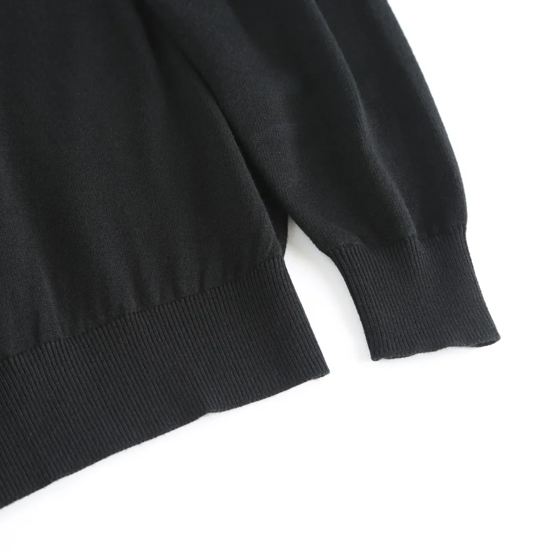 P420 MONCLER jacquard crew neck sweater Fabric selection: Made of wool blended fabric, mainly 95% wool, combined with 4% nylon and 1% spandex. The main body of wool ensures the warmth and comfort of the clothing. The addition of a small amount of nylon and spandex significantly improves the elasticity and wear resistance. The ribbed decorative parts are made of 100% wool, which further enhances the texture and wearing experience.  Technology: Using a high needle count and fine gauge loom, combined with the orderly direction of the internal yarns, the floating threads are cleverly woven and stored, with almost no unnecessary thread mess. The color switching of each group of letters is synchronized with the knitting needles in milliseconds, forming a delicate jacquard letter LOGO decorated on the chest. SIZE: S M L XL