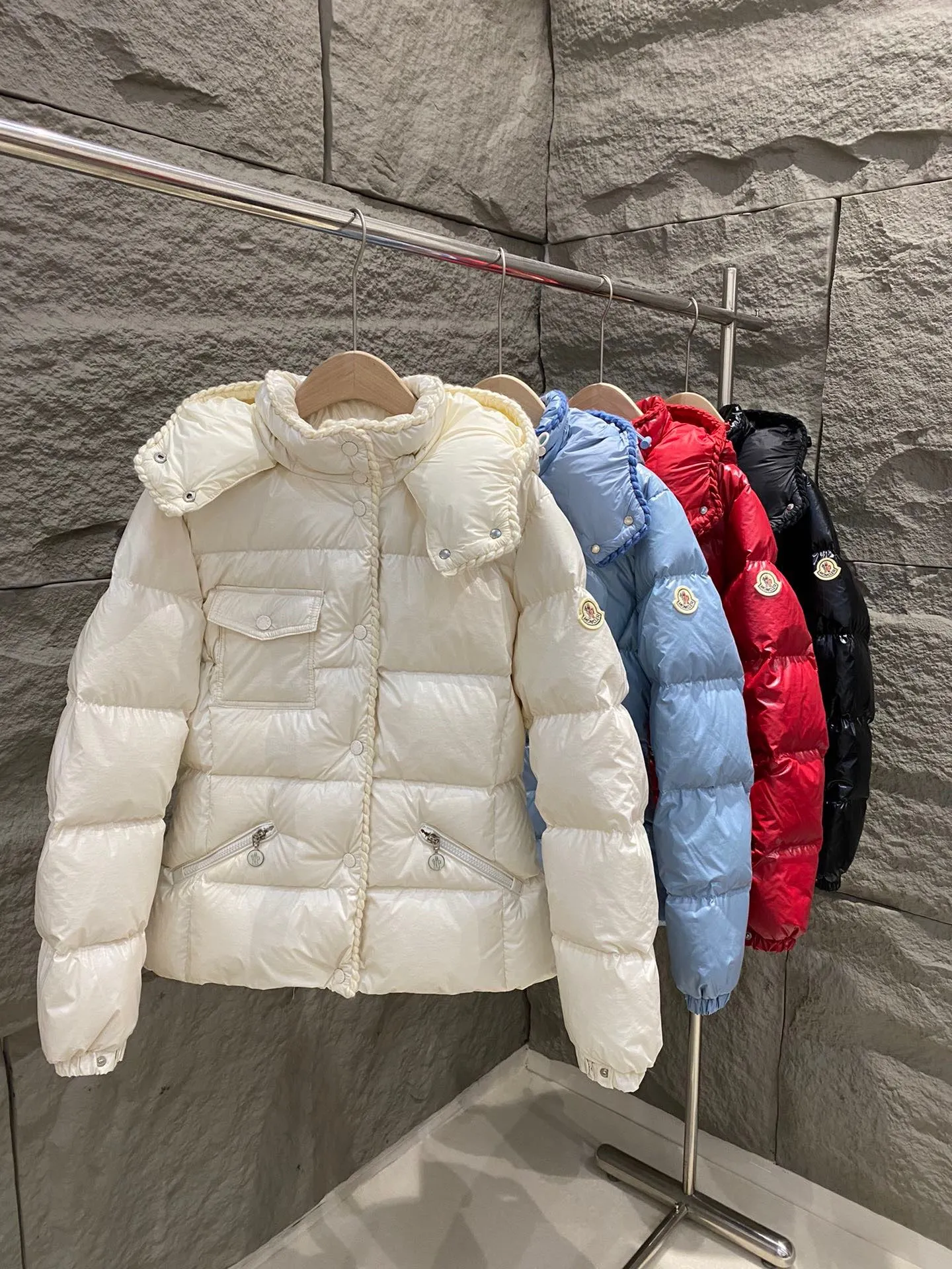 P920 Moncler Moncler 25 new model GLAREINS small waist hooded down jacket, small waist upgraded version🆙! It is still a super slim waisted version, with no-wash oil-like wax leather fabric, and the brim collar and placket are matched with the same color twist braid design, which is full of elegance and suitable for various exquisite styles. A full set of hardware accessories, 1:1 customized, color-matched snaps and sliders, 90% velvet filling. Bai Yueguang among the hottest items! Color: White/Blue/Red/Black Size: 1/2/3/4