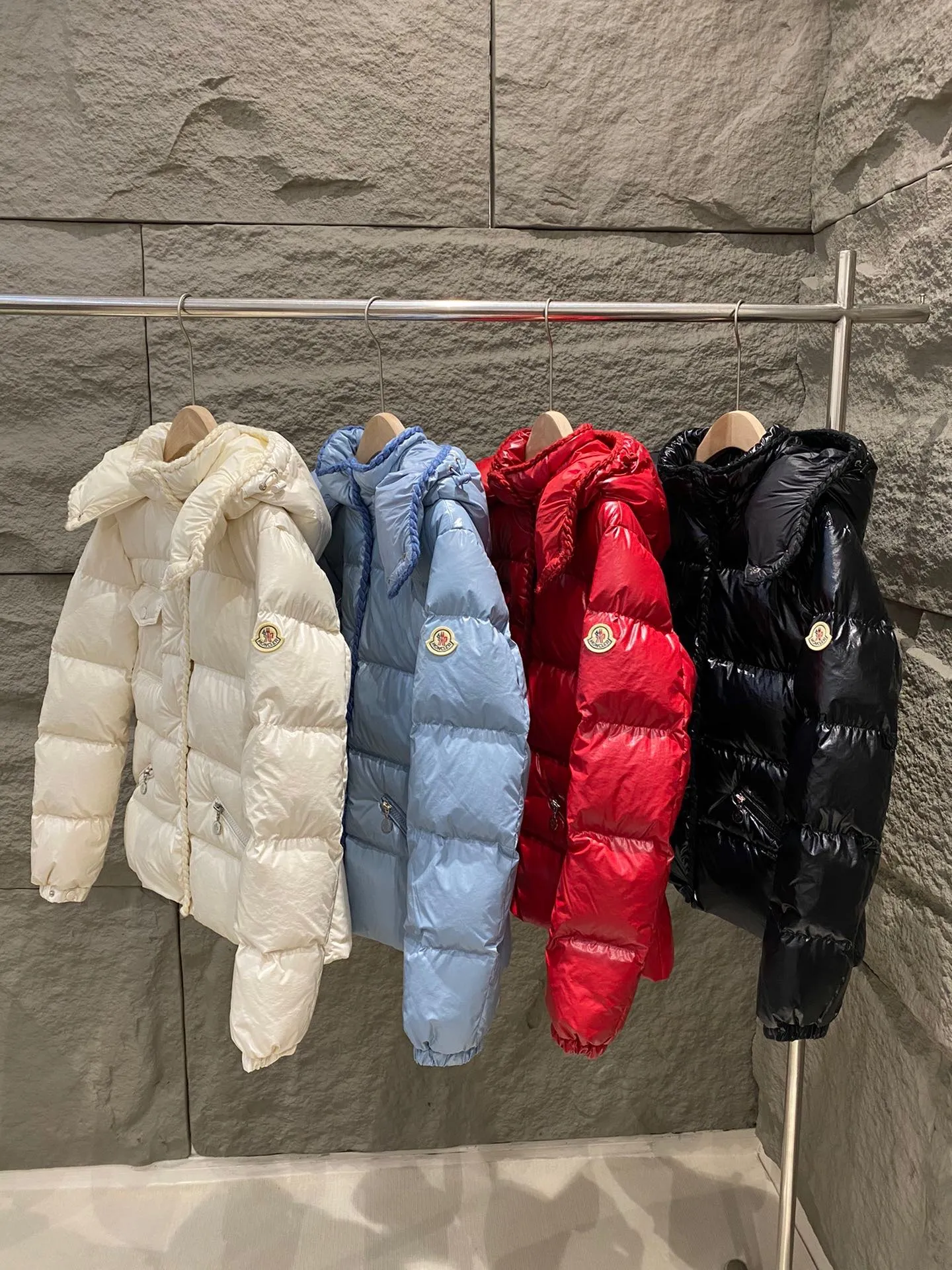 P920 Moncler Moncler 25 new model GLAREINS small waist hooded down jacket, small waist upgraded version🆙! It is still a super slim waisted version, with no-wash oil-like wax leather fabric, and the brim collar and placket are matched with the same color twist braid design, which is full of elegance and suitable for various exquisite styles. A full set of hardware accessories, 1:1 customized, color-matched snaps and sliders, 90% velvet filling. Bai Yueguang among the hottest items! Color: White/Blue/Red/Black Size: 1/2/3/4