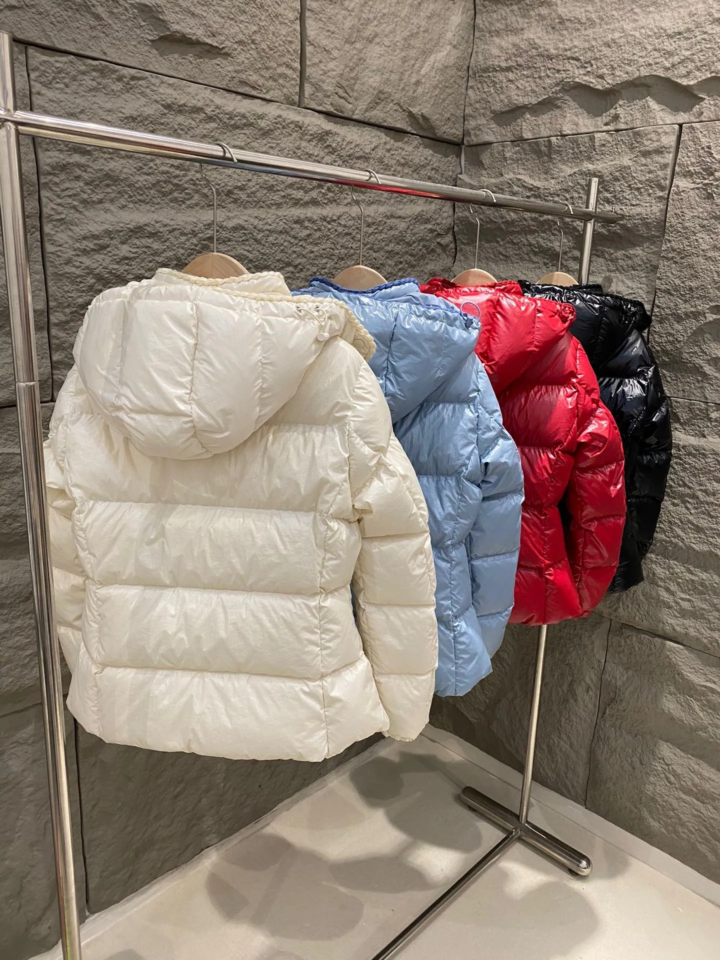 P920 Moncler Moncler 25 new model GLAREINS small waist hooded down jacket, small waist upgraded version🆙! It is still a super slim waisted version, with no-wash oil-like wax leather fabric, and the brim collar and placket are matched with the same color twist braid design, which is full of elegance and suitable for various exquisite styles. A full set of hardware accessories, 1:1 customized, color-matched snaps and sliders, 90% velvet filling. Bai Yueguang among the hottest items! Color: White/Blue/Red/Black Size: 1/2/3/4