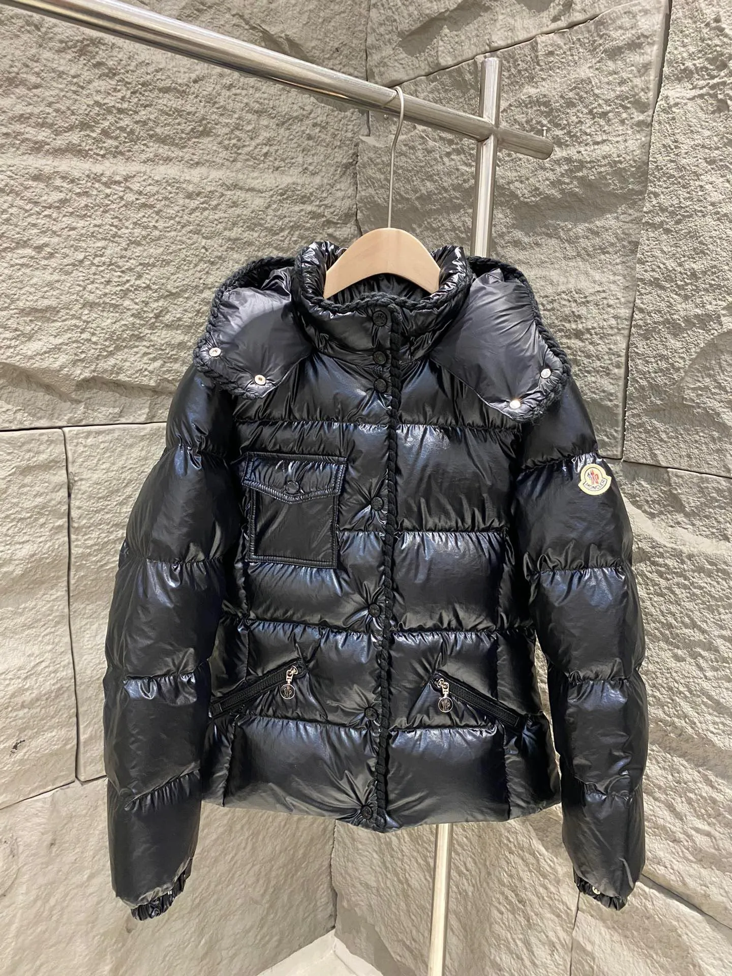P920 Moncler Moncler 25 new model GLAREINS small waist hooded down jacket, small waist upgraded version🆙! It is still a super slim waisted version, with no-wash oil-like wax leather fabric, and the brim collar and placket are matched with the same color twist braid design, which is full of elegance and suitable for various exquisite styles. A full set of hardware accessories, 1:1 customized, color-matched snaps and sliders, 90% velvet filling. Bai Yueguang among the hottest items! Color: White/Blue/Red/Black Size: 1/2/3/4