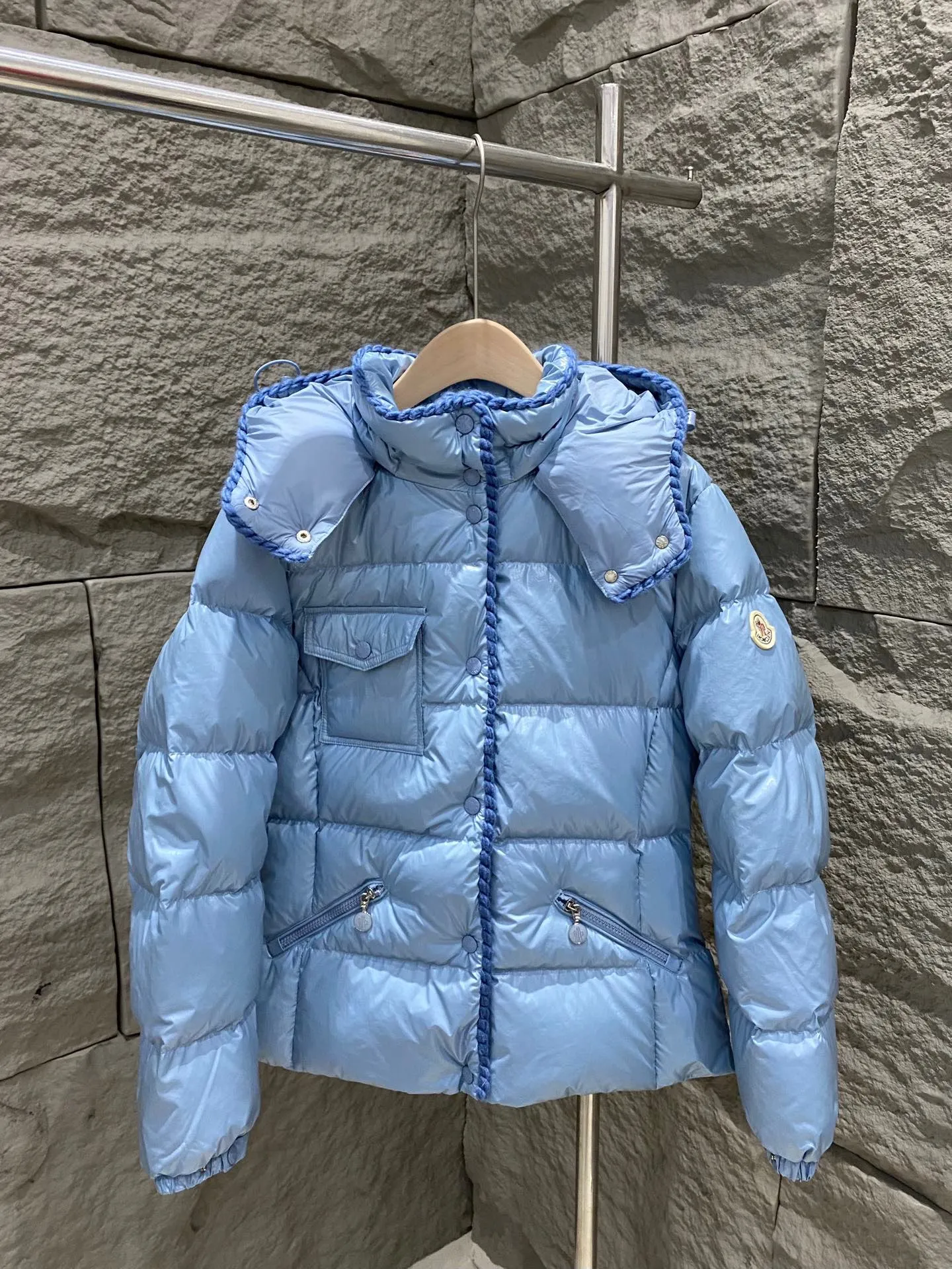 P920 Moncler Moncler 25 new model GLAREINS small waist hooded down jacket, small waist upgraded version🆙! It is still a super slim waisted version, with no-wash oil-like wax leather fabric, and the brim collar and placket are matched with the same color twist braid design, which is full of elegance and suitable for various exquisite styles. A full set of hardware accessories, 1:1 customized, color-matched snaps and sliders, 90% velvet filling. Bai Yueguang among the hottest items! Color: White/Blue/Red/Black Size: 1/2/3/4