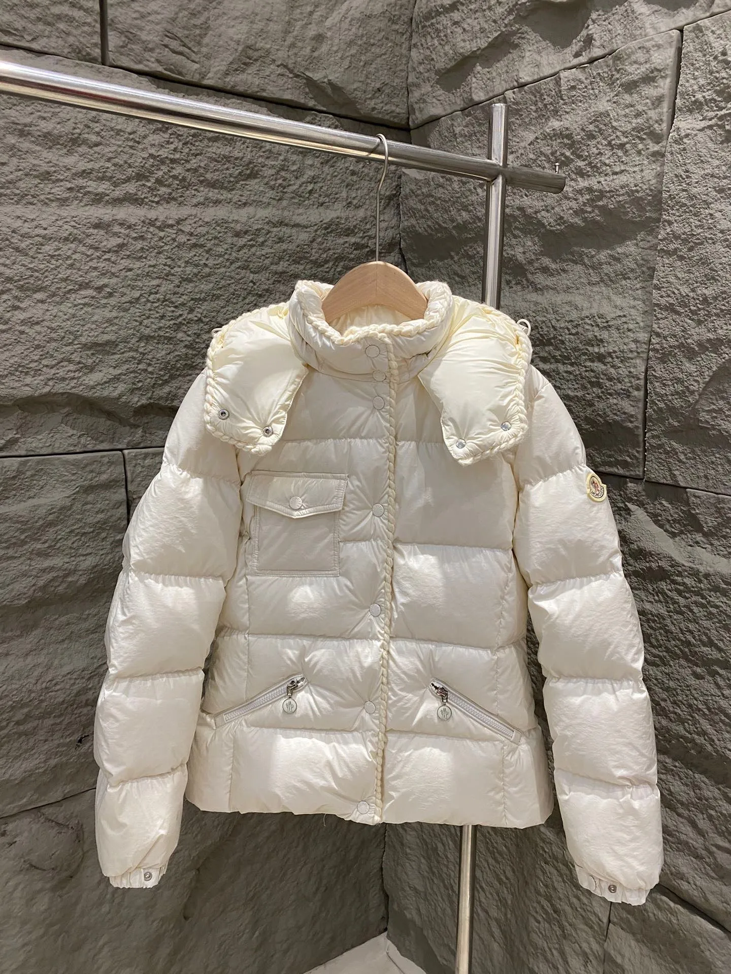 P920 Moncler Moncler 25 new model GLAREINS small waist hooded down jacket, small waist upgraded version🆙! It is still a super slim waisted version, with no-wash oil-like wax leather fabric, and the brim collar and placket are matched with the same color twist braid design, which is full of elegance and suitable for various exquisite styles. A full set of hardware accessories, 1:1 customized, color-matched snaps and sliders, 90% velvet filling. Bai Yueguang among the hottest items! Color: White/Blue/Red/Black Size: 1/2/3/4