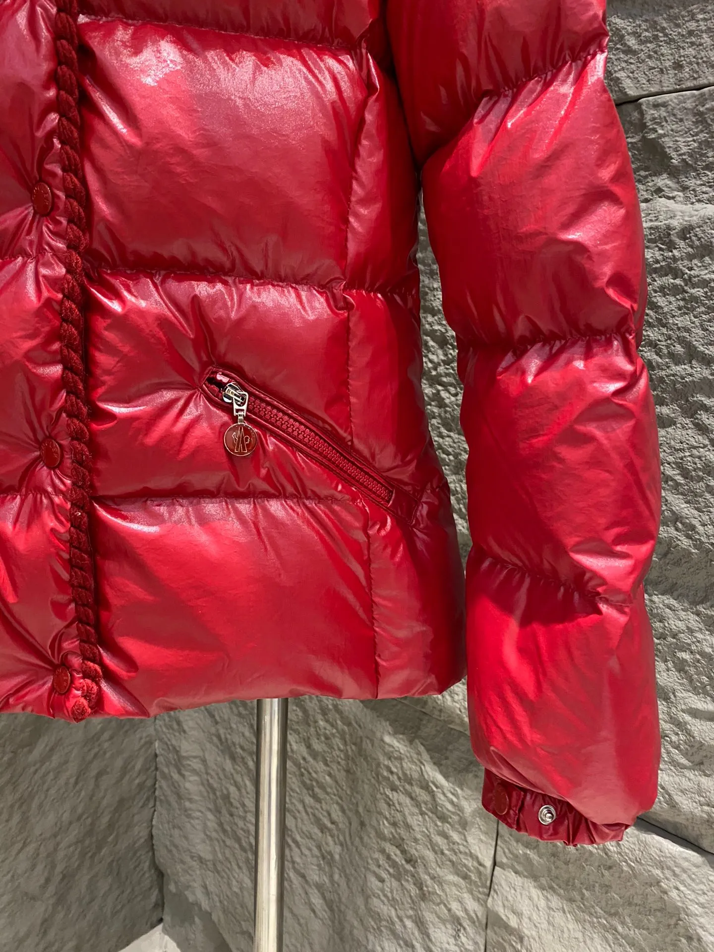 P920 Moncler Moncler 25 new model GLAREINS small waist hooded down jacket, small waist upgraded version🆙! It is still a super slim waisted version, with no-wash oil-like wax leather fabric, and the brim collar and placket are matched with the same color twist braid design, which is full of elegance and suitable for various exquisite styles. A full set of hardware accessories, 1:1 customized, color-matched snaps and sliders, 90% velvet filling. Bai Yueguang among the hottest items! Color: White/Blue/Red/Black Size: 1/2/3/4