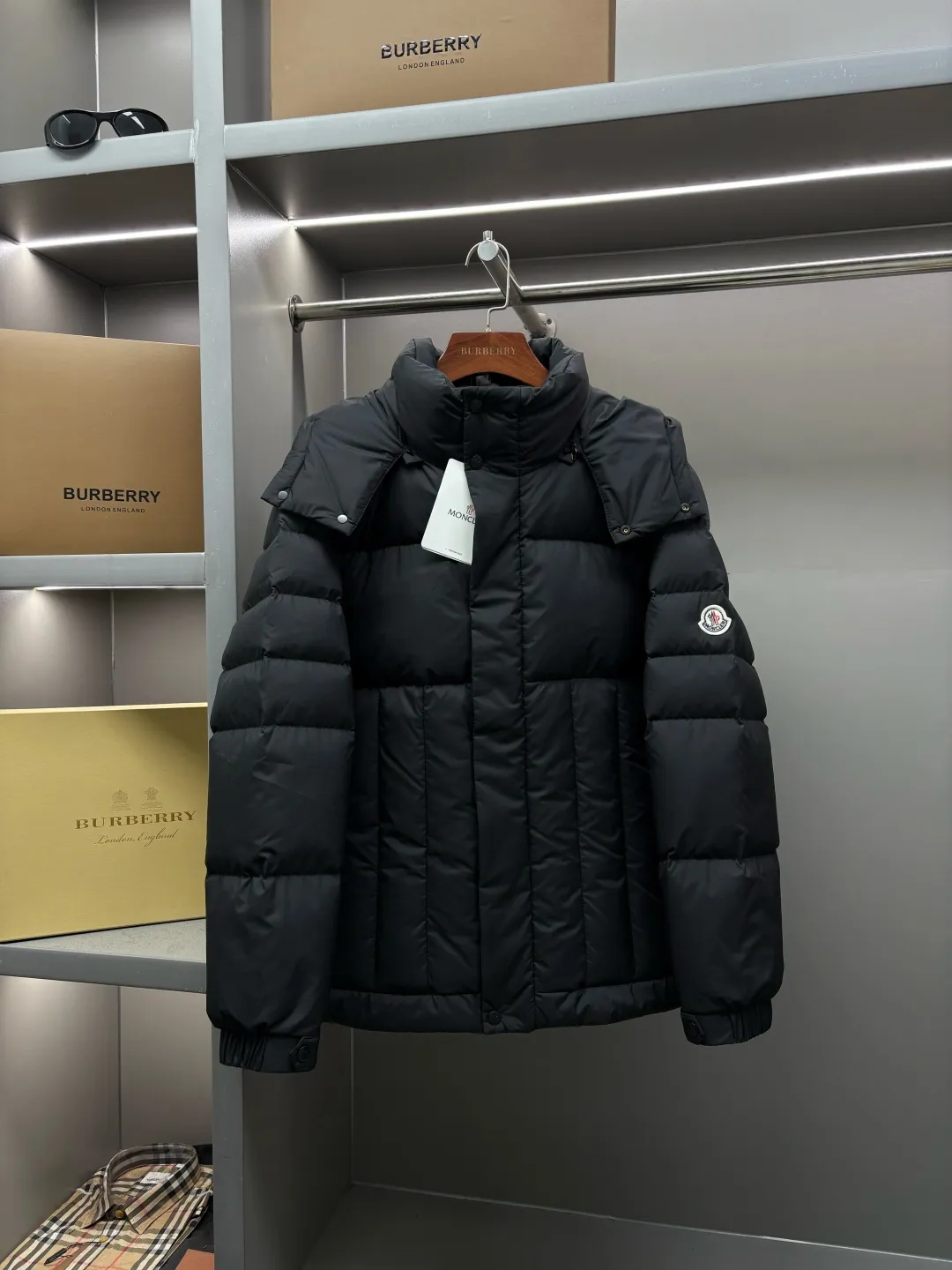 P1100 Moncler's classic removable hooded down jacket, same style for men and women, ready for sale 💥High-end series, hooded down jacket for couples, the hood is removable, the fabric is waterproof and windproof, the four-layer lock velvet does not run away, it is soft and fluffy, very warm, the upper body is contoured, very handsome. Toray's shiny outer material is highly resilient without a trace of stems, with outstanding details and exquisite craftsmanship. It is filled with DIST environmentally friendly 90 white goose down! Basically anywhere in the country is enough! 🔍Details: The yoke and hood are made of fine cotton, the inner layer is made of red nylon fabric with contrasting colors, buttons and hardware are customized one-to-one at the counter, and the Moncler logo patches on the sleeves. Size: M-XXL Color: black beige