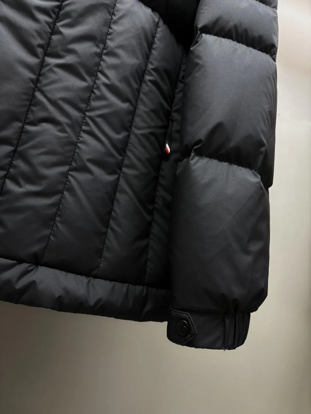 P1100 Moncler's classic removable hooded down jacket, same style for men and women, ready for sale 💥High-end series, hooded down jacket for couples, the hood is removable, the fabric is waterproof and windproof, the four-layer lock velvet does not run away, it is soft and fluffy, very warm, the upper body is contoured, very handsome. Toray's shiny outer material is highly resilient without a trace of stems, with outstanding details and exquisite craftsmanship. It is filled with DIST environmentally friendly 90 white goose down! Basically anywhere in the country is enough! 🔍Details: The yoke and hood are made of fine cotton, the inner layer is made of red nylon fabric with contrasting colors, buttons and hardware are customized one-to-one at the counter, and the Moncler logo patches on the sleeves. Size: M-XXL Color: black beige